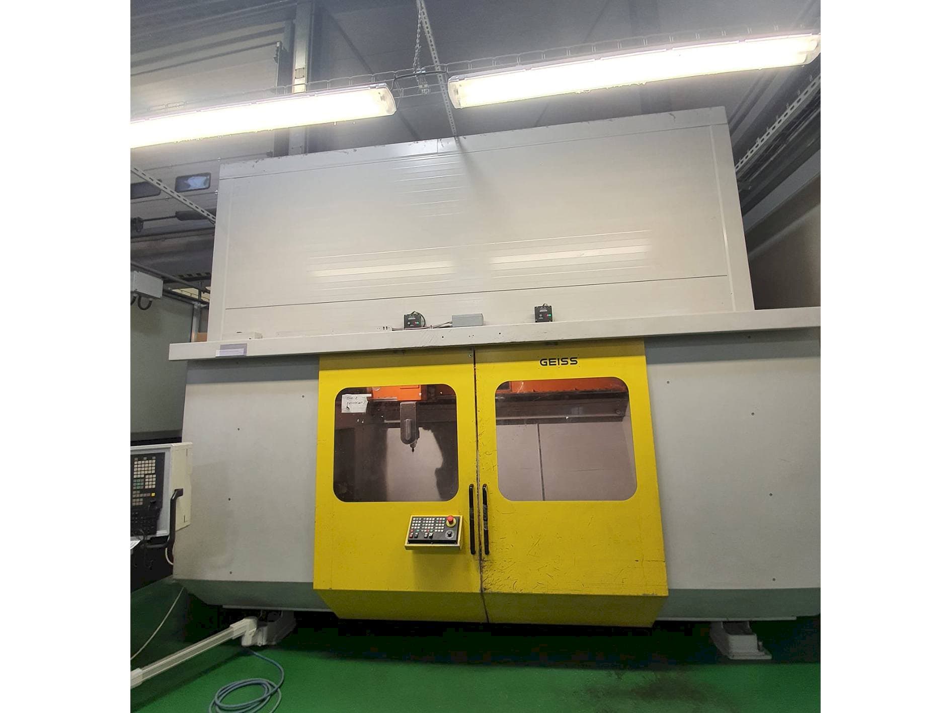 Čelní pohled na GEISS FZ 2000x1000 ECO stroj