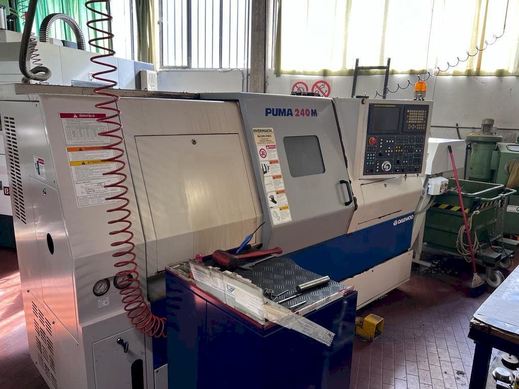 Čelní pohled na DAEWOO Puma 240M stroj