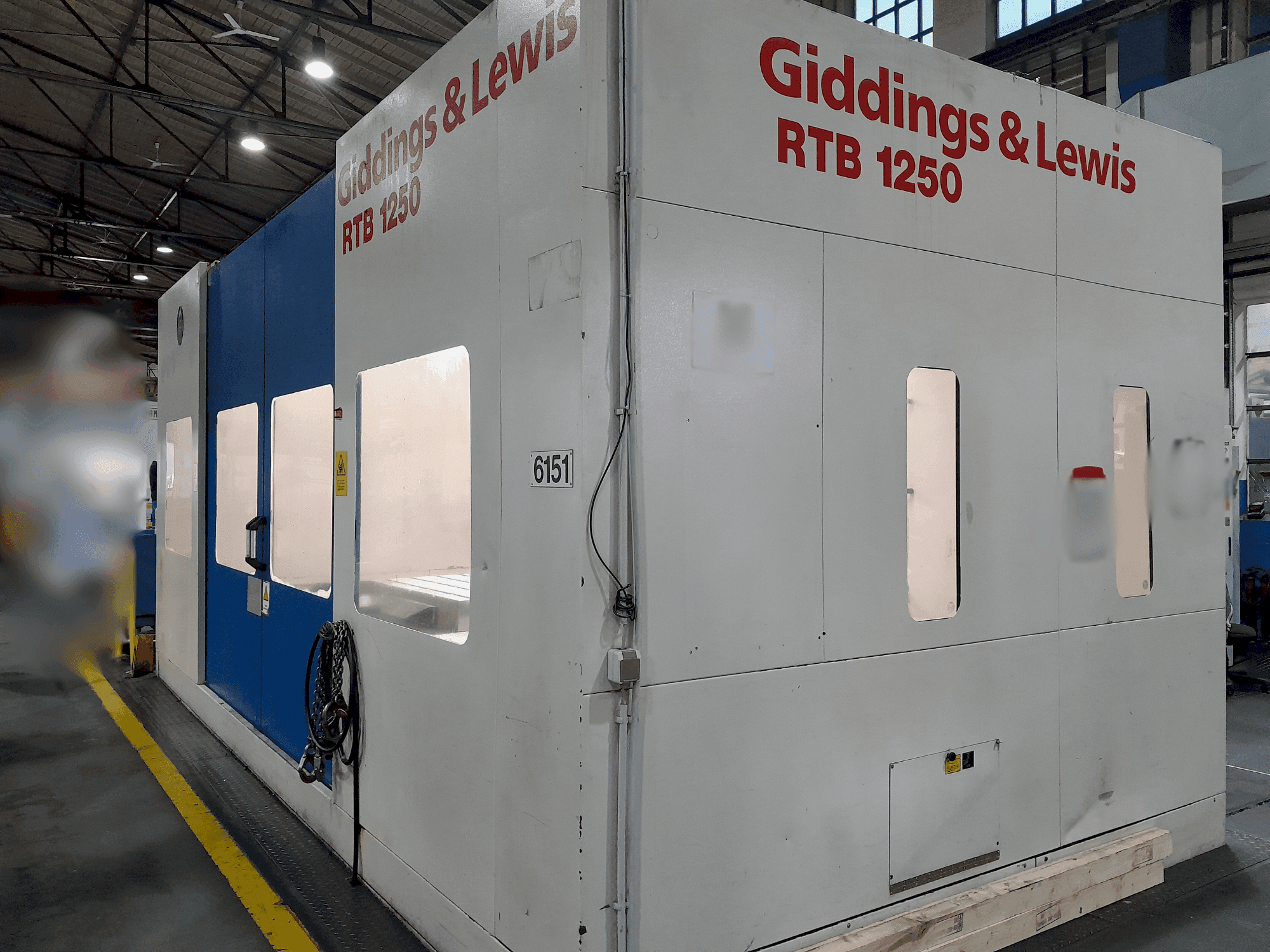 Čelní pohled na GIDDINGS & LEWIS HMC 410 RTB 1250 stroj