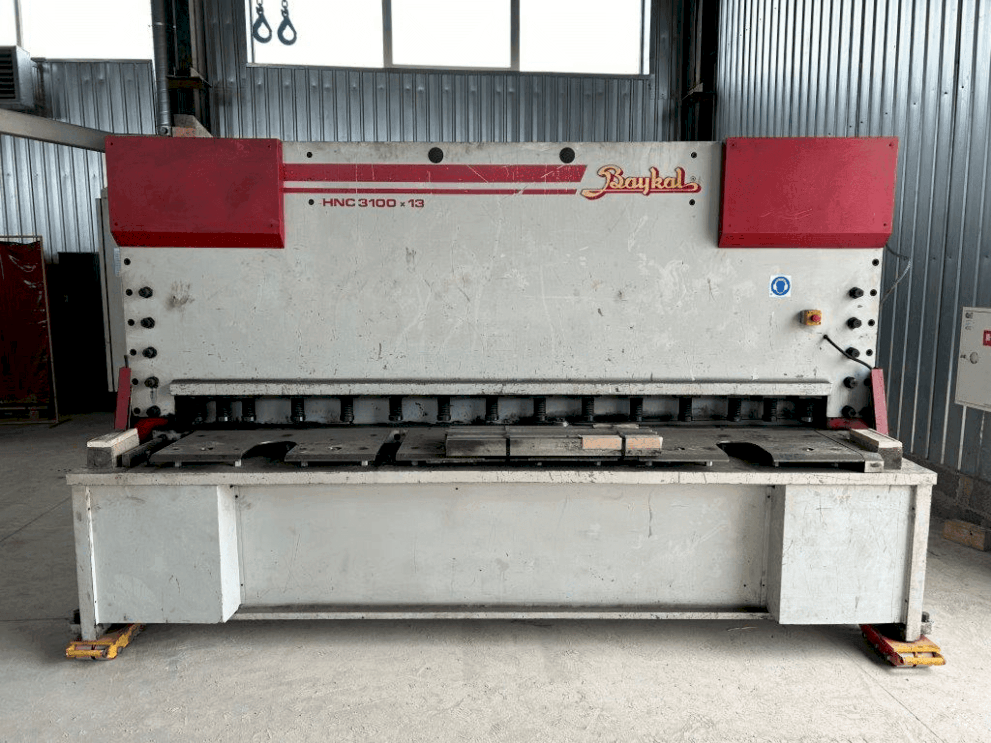 Čelní pohled  na Baykal HNC 3100x13  stroj