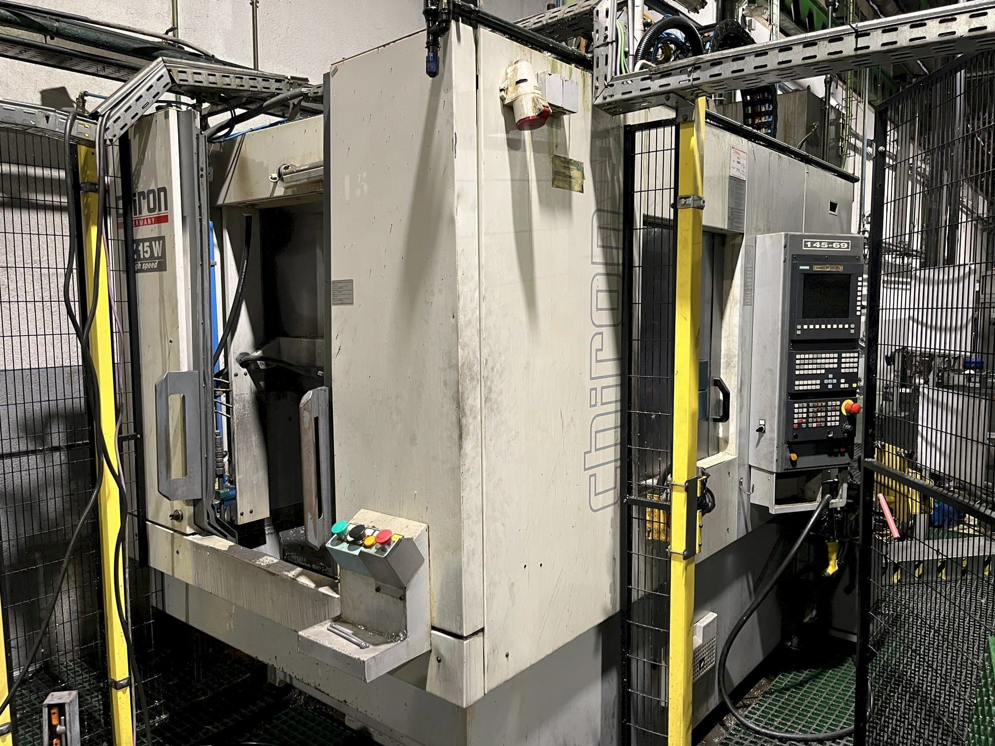 Čelní pohled na CHIRON FZ15W stroj