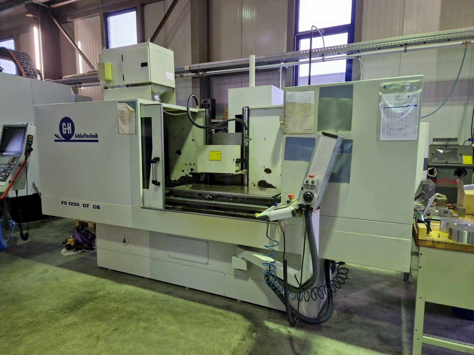 Čelní pohled na GEIBEL & HOTZ FS 1250 GT CB stroj