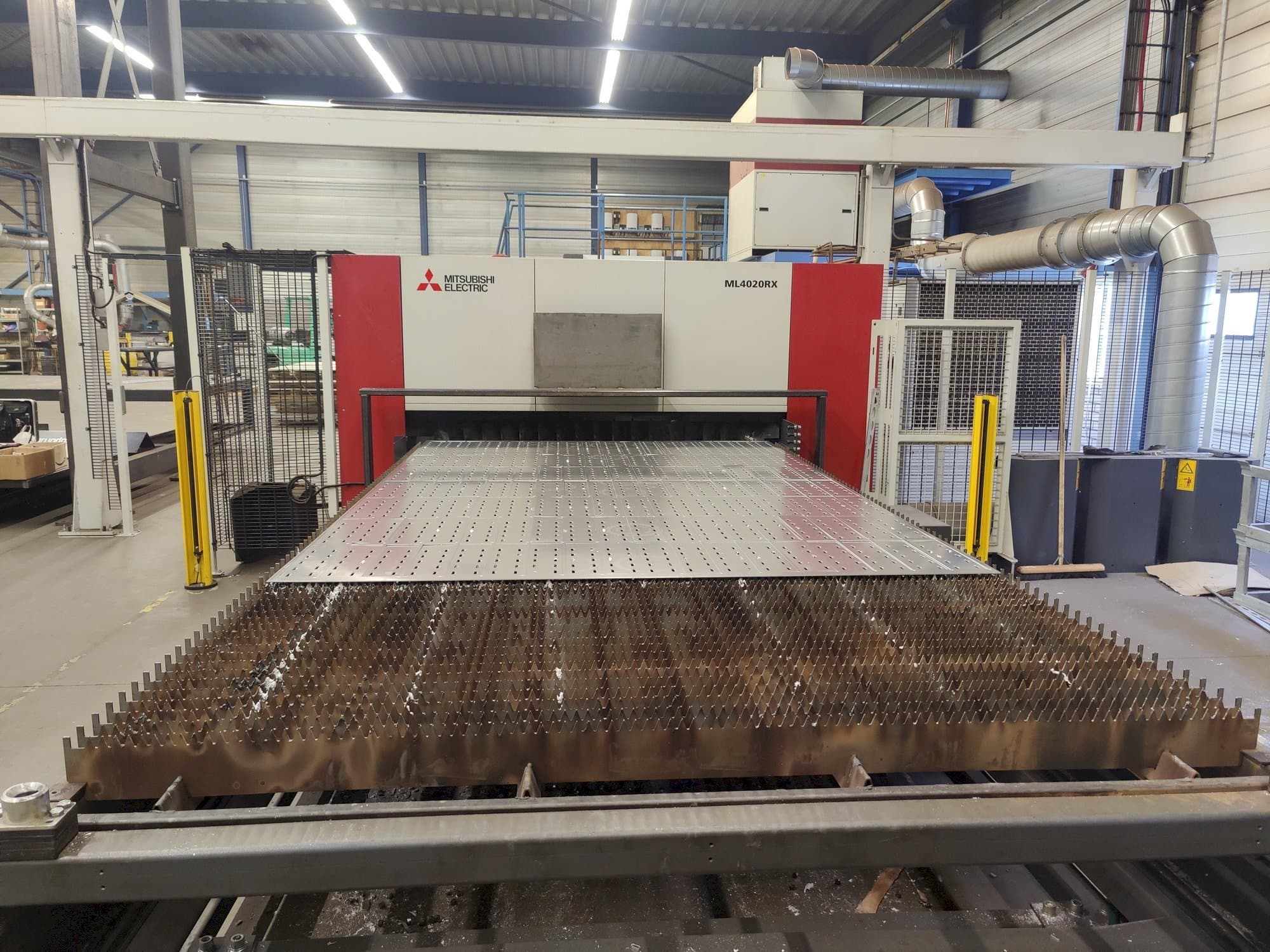 Čelní pohled na Mitsubishi ML4020RX-F60 6,0kW CO2 stroj