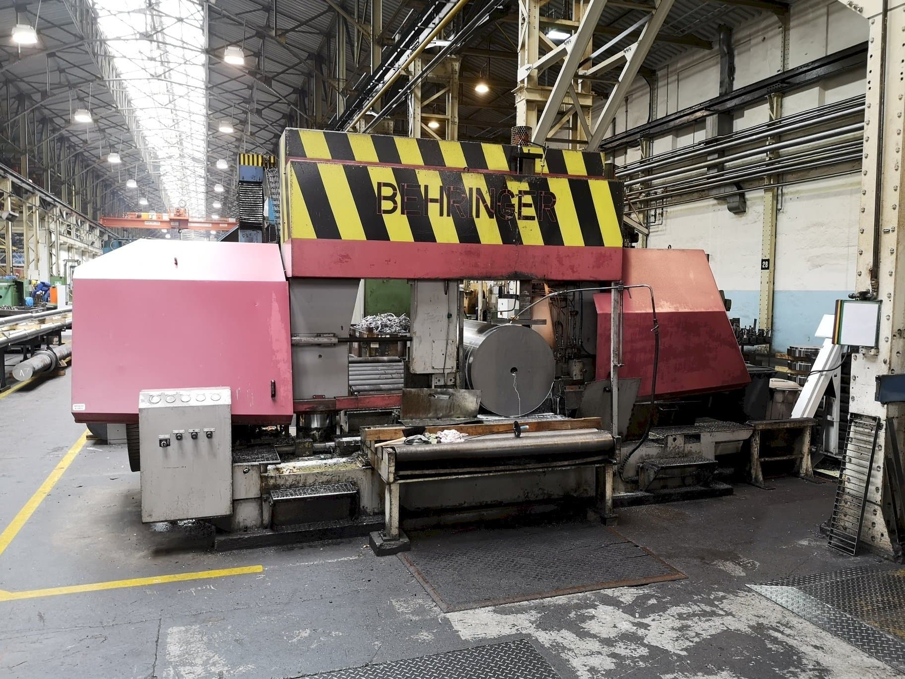 Čelní pohled  na Behringer HBP1080/1700 A/CNC  stroj