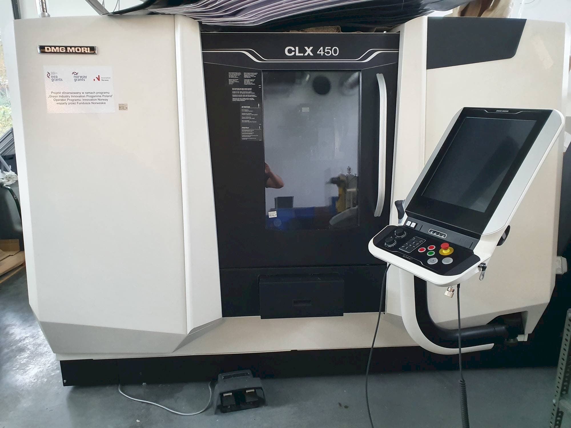 Čelní pohled na DMG MORI CLX450 stroj
