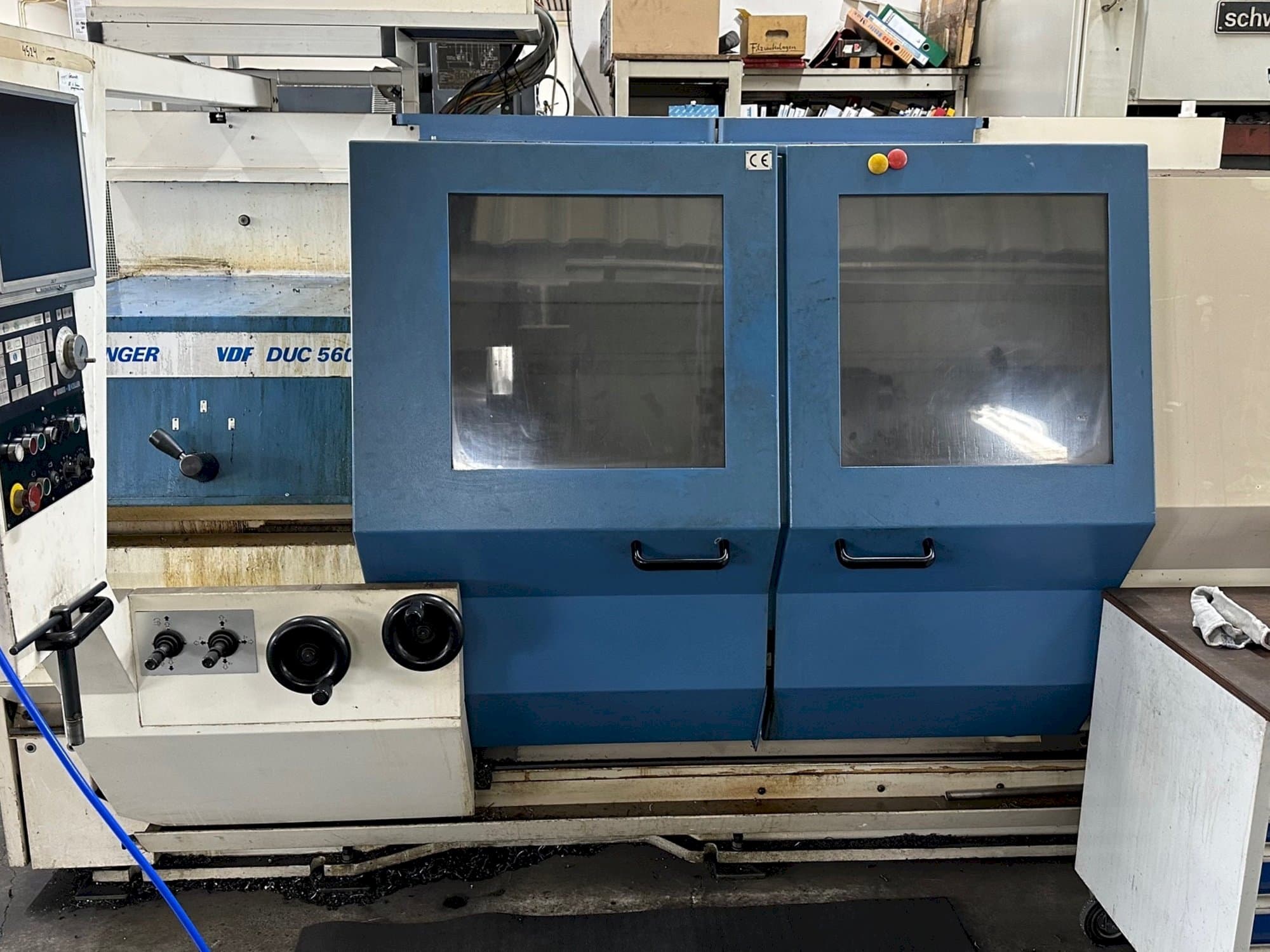 Čelní pohled na BOEHRINGER DUC 560 stroj