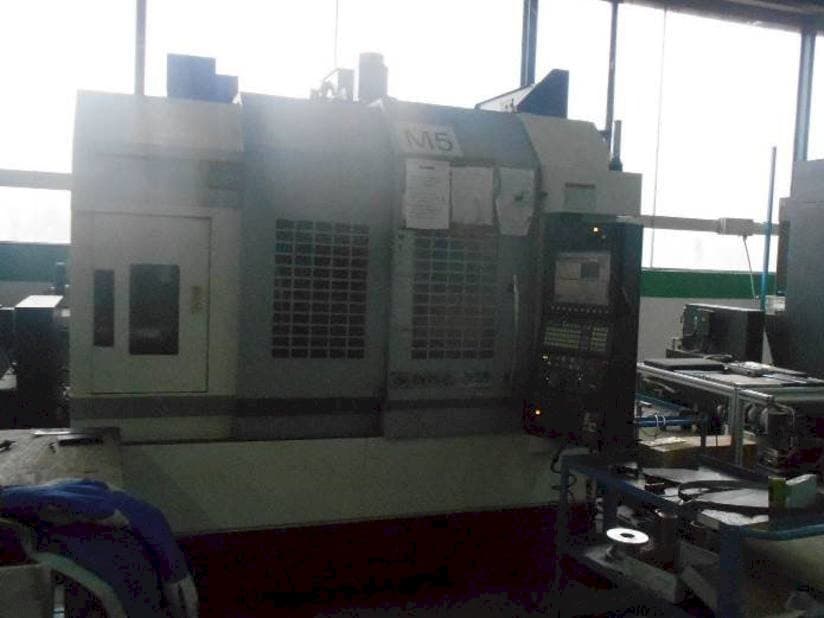 Čelní pohled na Okuma GENOS M560R-V stroj