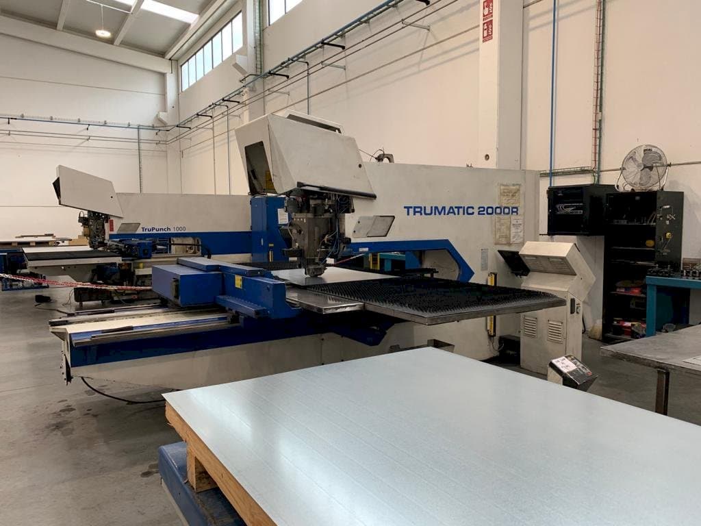 Čelní pohled na Trumpf Trumatic 2000 R stroj
