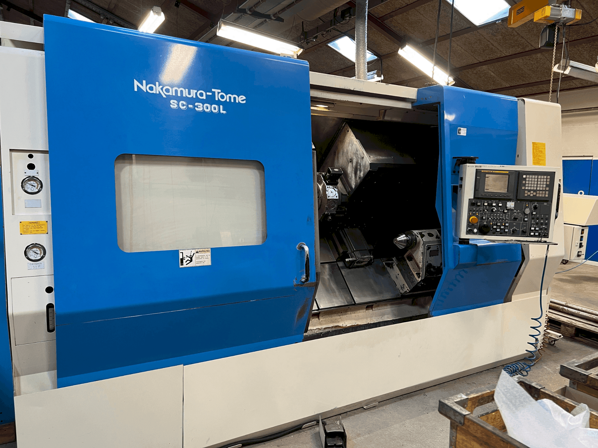 Čelní pohled na NAKAMURA SL 300LY stroj
