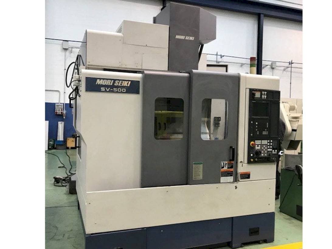 Čelní pohled na MORI SEIKI SV-500 stroj