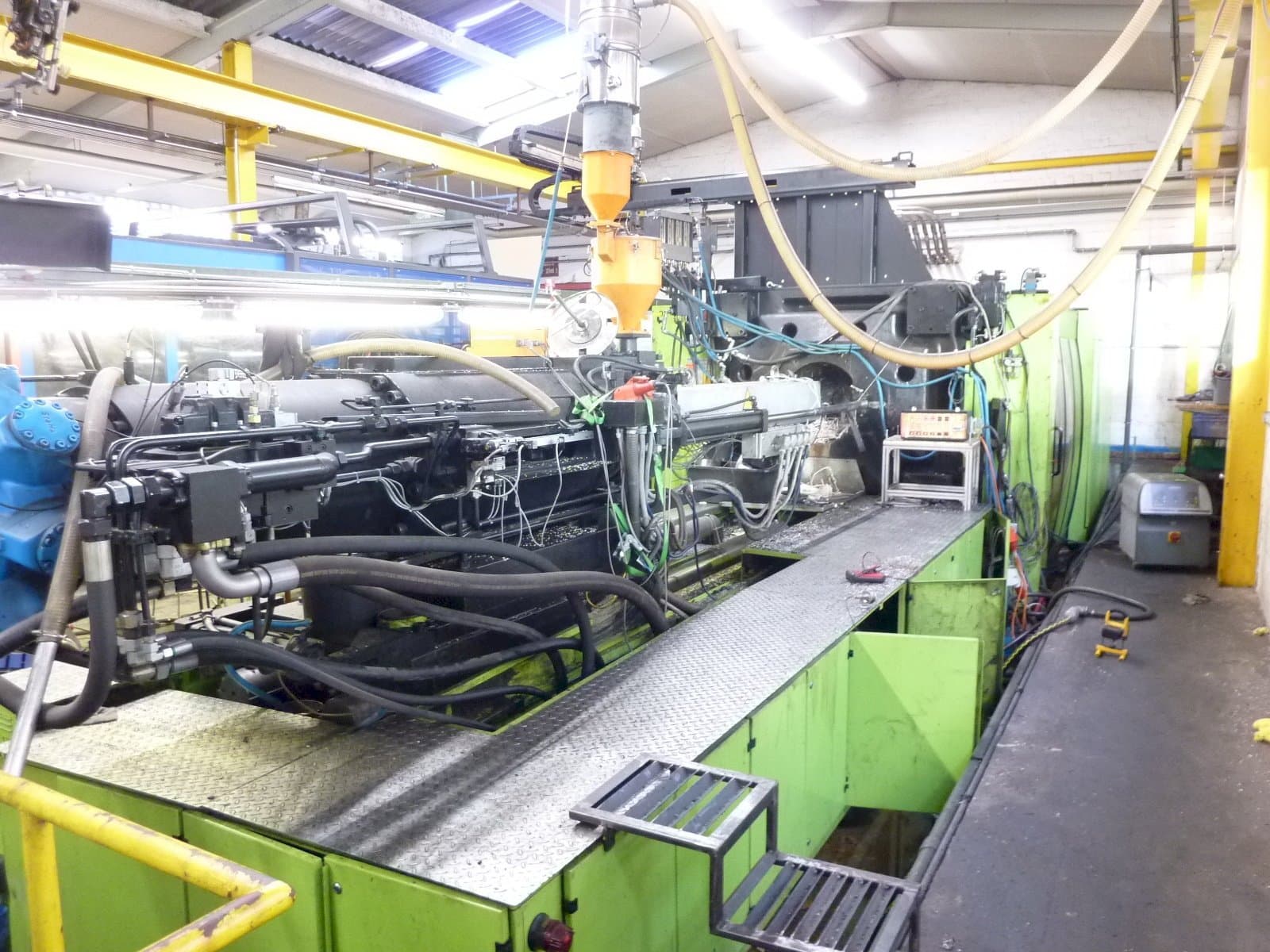 Levý boční pohled na ENGEL ES 10000/1300 DK stroj