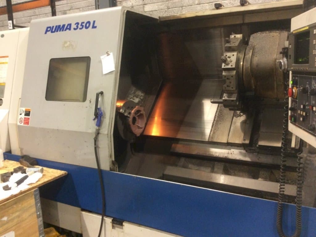 Čelní pohled  na DAEWOO Puma 350LB  stroj