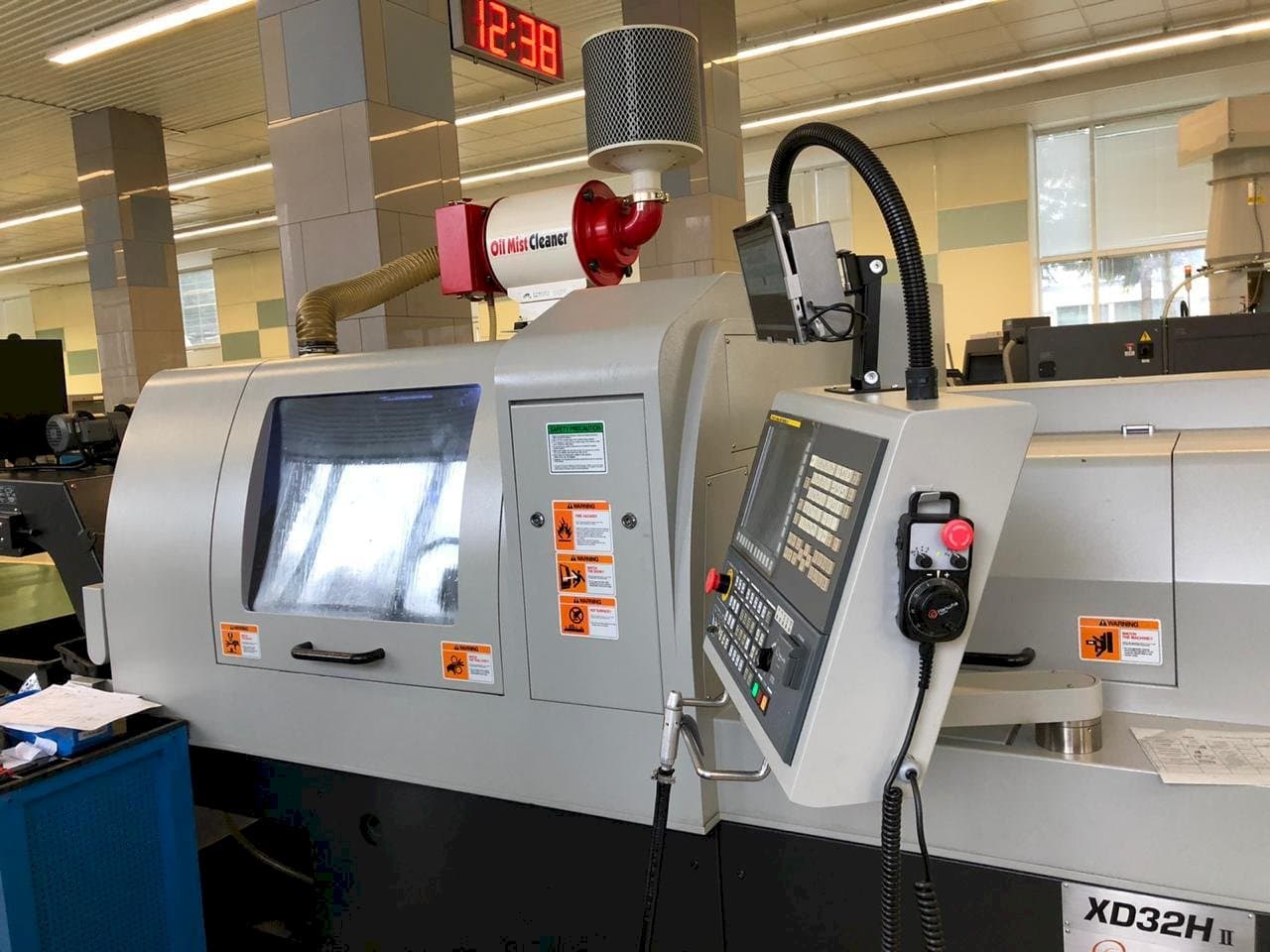 Čelní pohled na Hanwha XD32H II stroj
