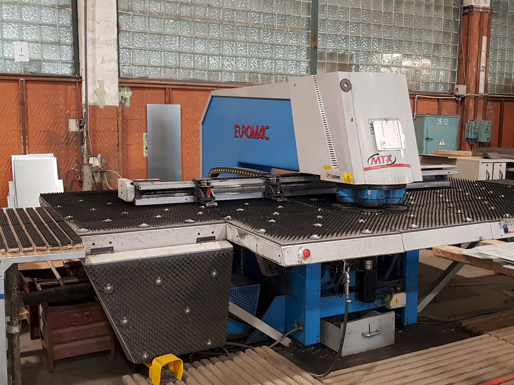 Čelní pohled na Euromac MTX 1250/30-2000 stroj