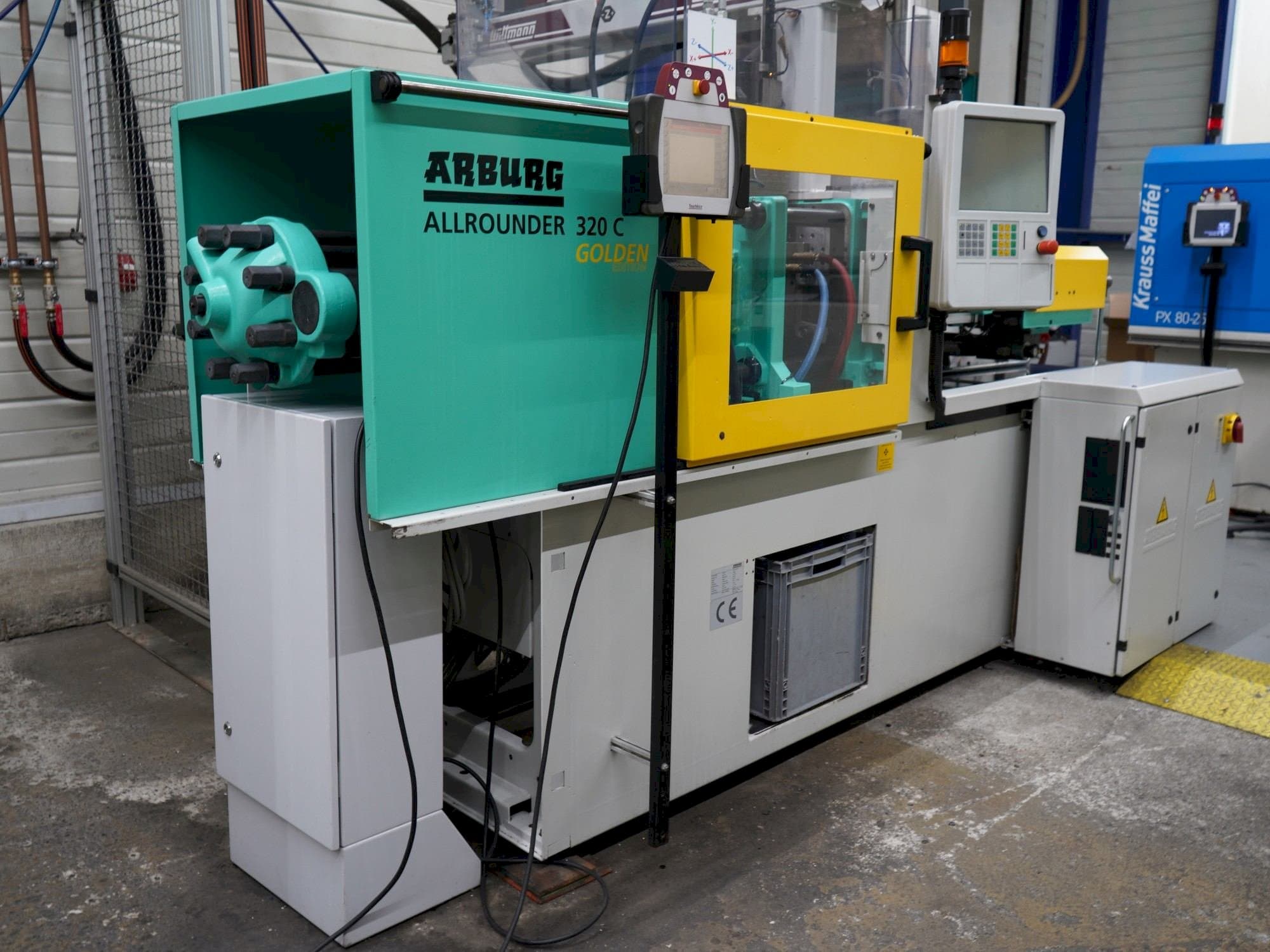 Čelní pohled na Arburg 320C (500-170) stroj
