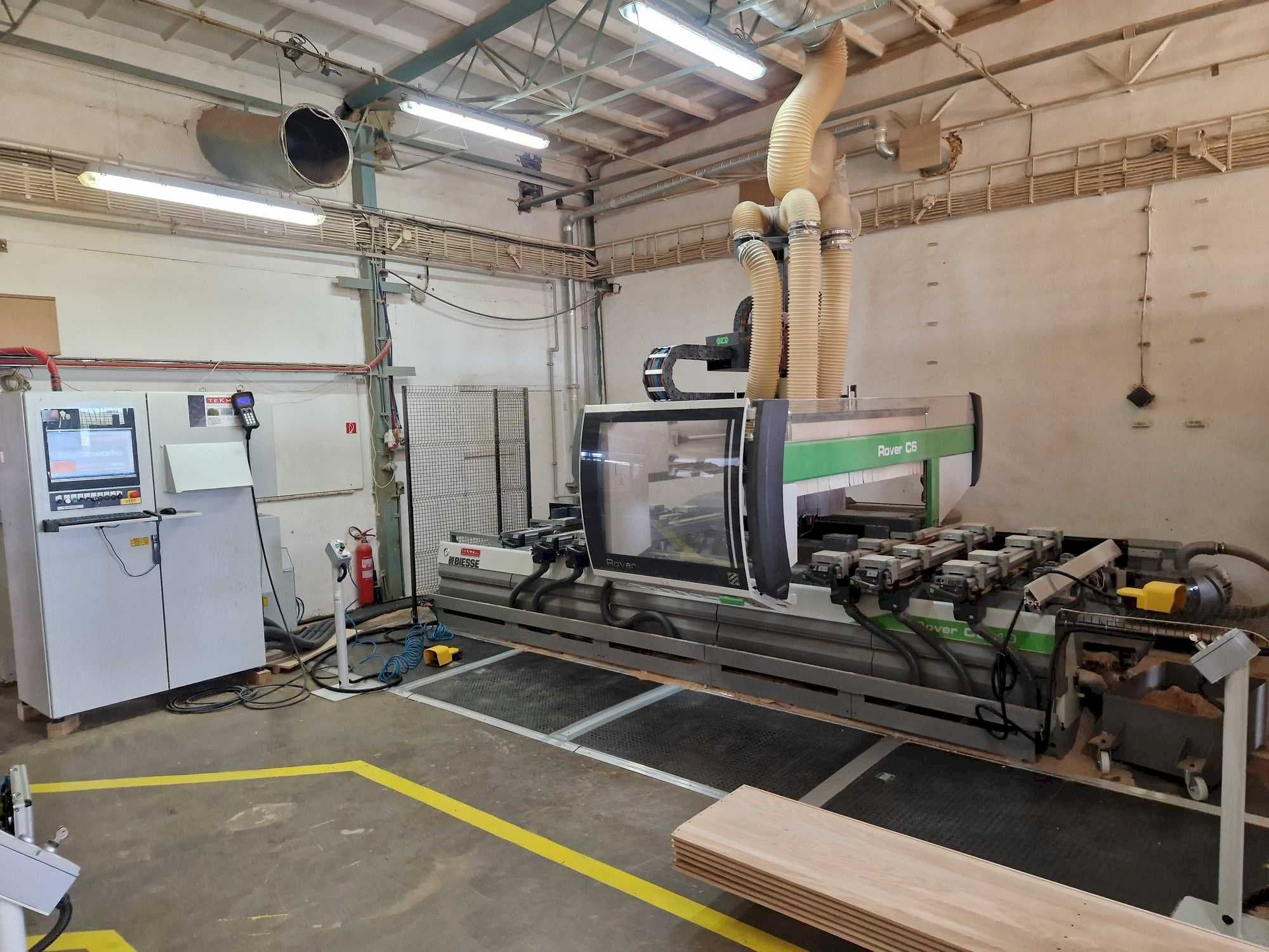 Čelní pohled na BIESSE ROVER C6.40 stroj