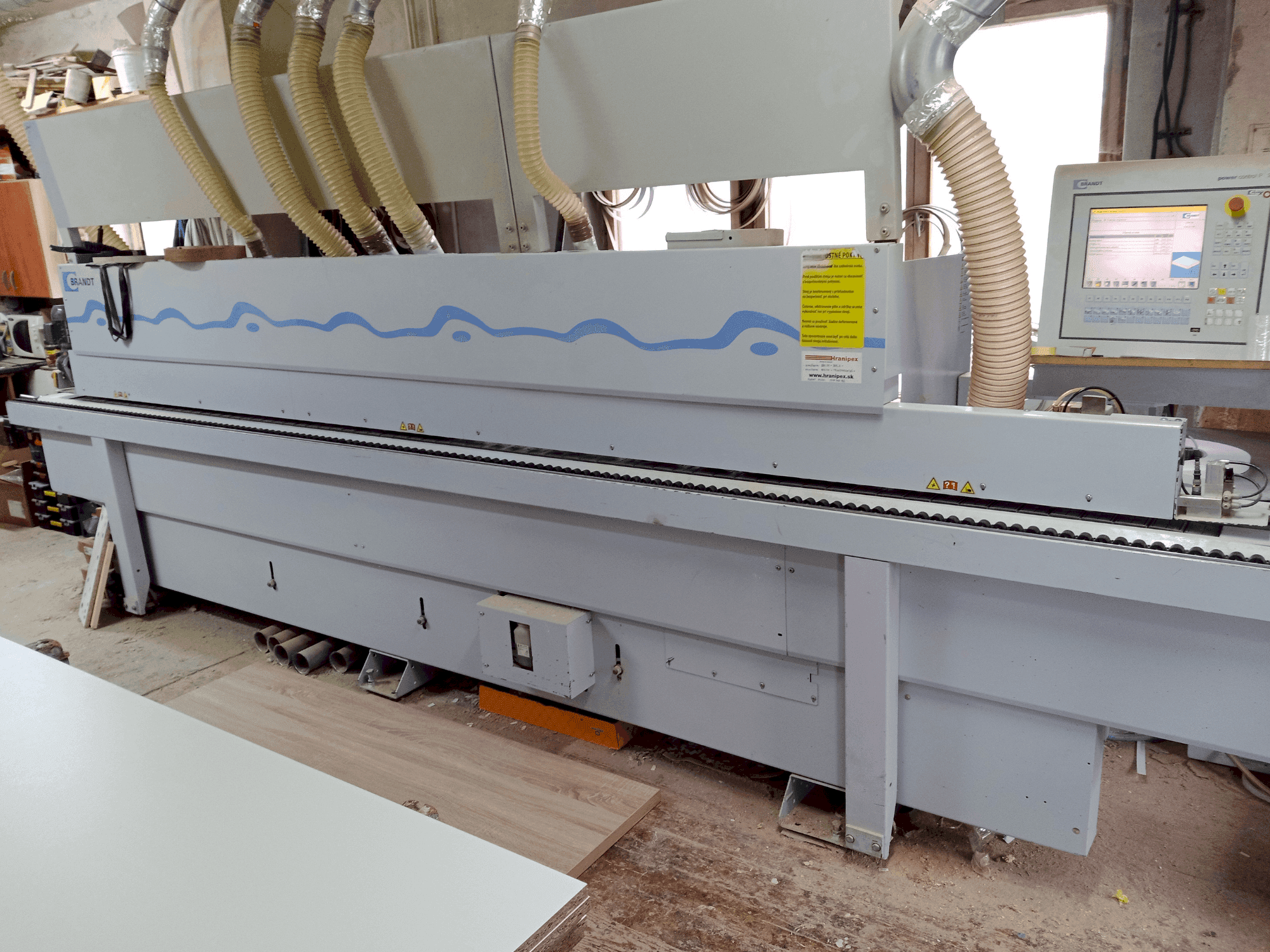 Čelní pohled  na BRANDT Highflex 1440  stroj