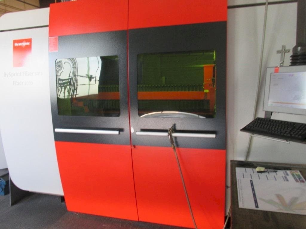 Čelní pohled na Bystronic BySprint Fiber 3015 stroj