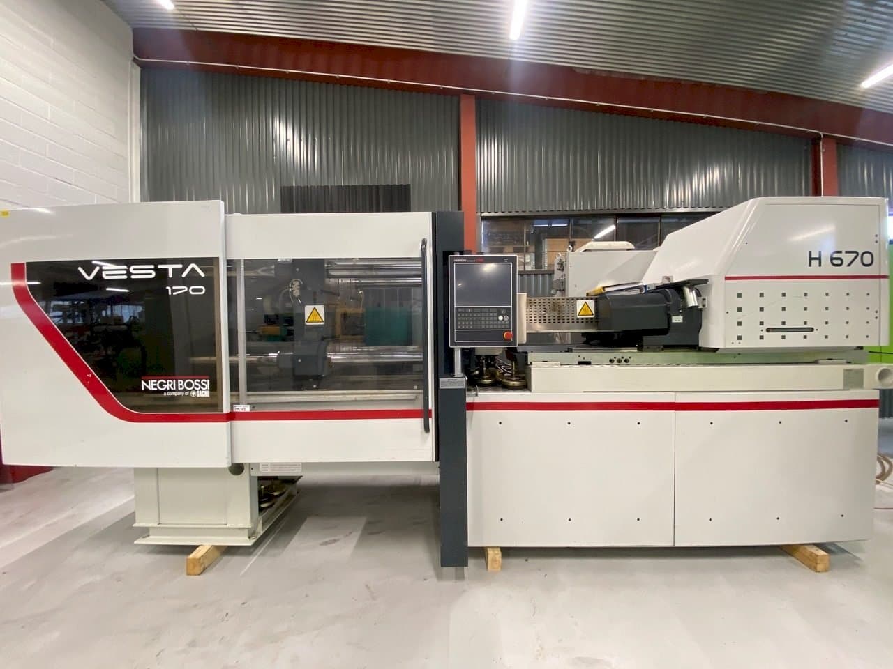 Čelní pohled na Negri Bossi VE170, M151 stroj