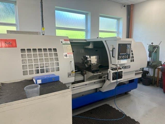 Čelní pohled na MASCUT AC-2580 stroj