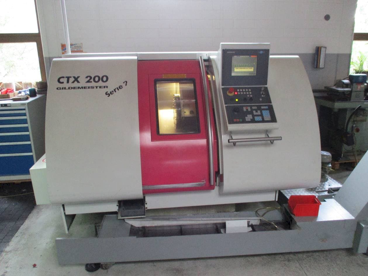 Čelní pohled na Gildemeister CTX 200 stroj