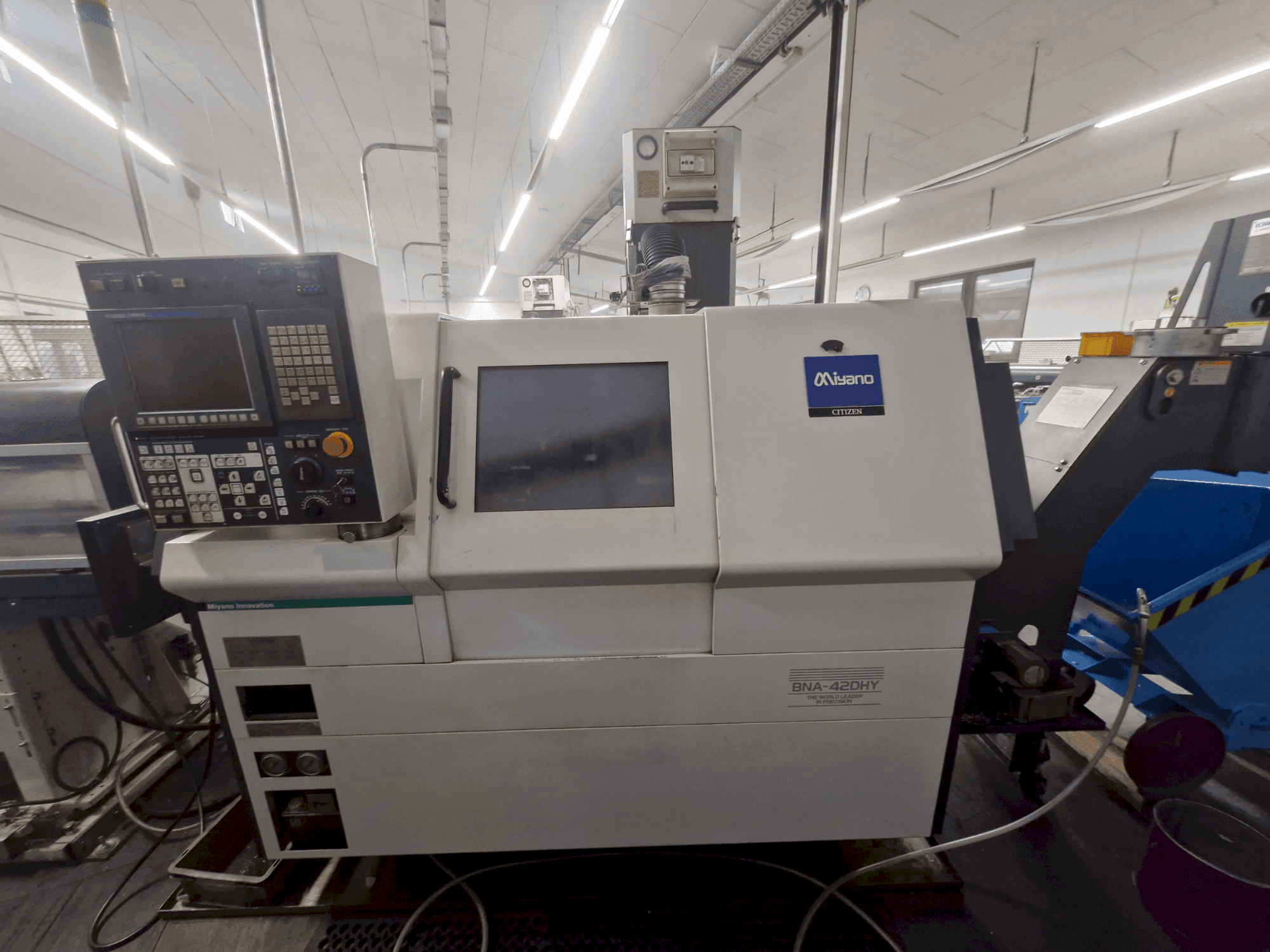 Čelní pohled na Miyano BNA-42DHY stroj