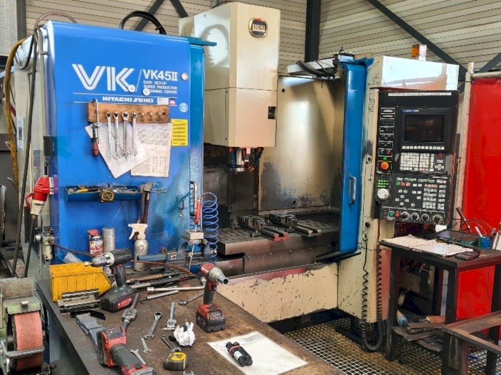 Čelní pohled na HITACHI SEIKI VK45II stroj