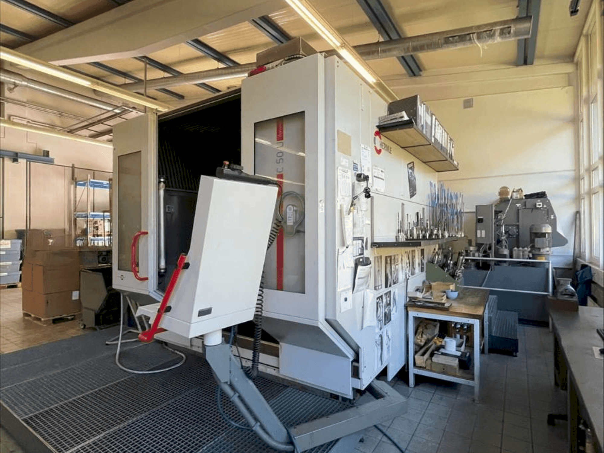 Čelní pohled  na HERMLE C50U  stroj