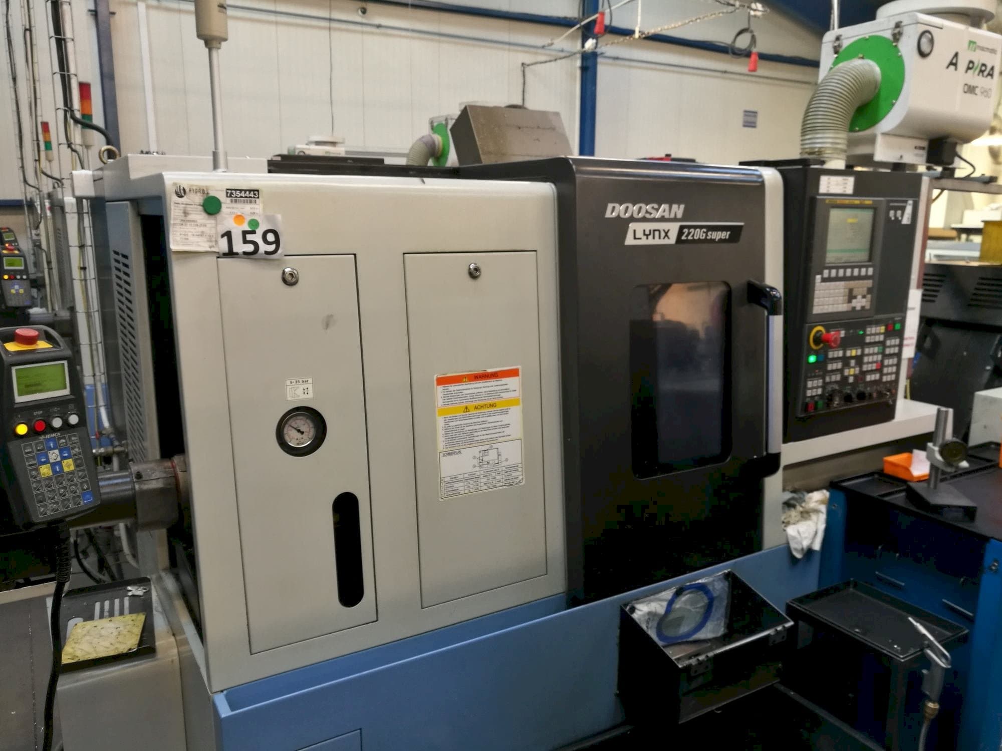 Levý pohled na Doosan Lynx 220GA stroj