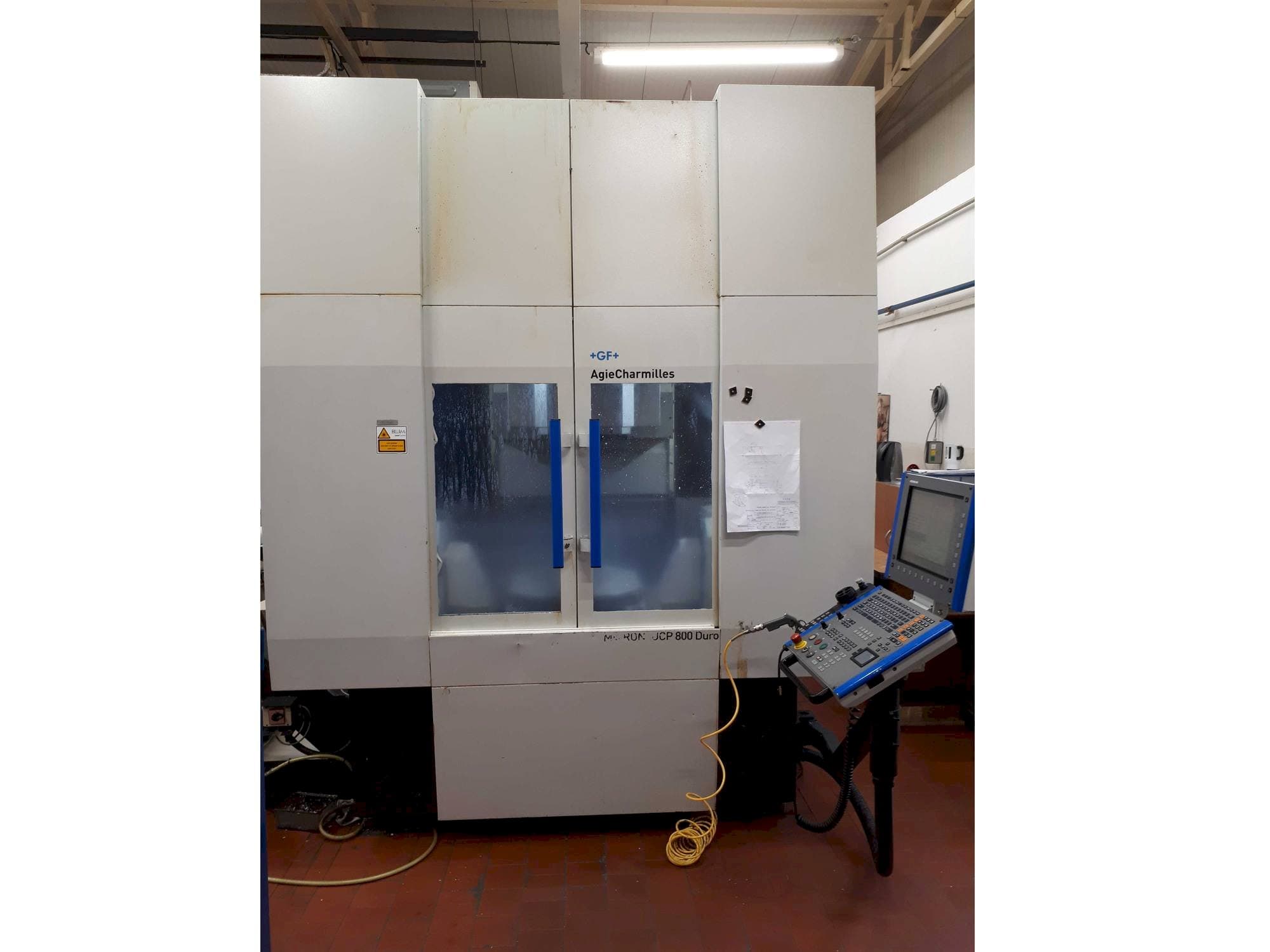 Čelní pohled na GF Mikron UCP 800 Duro stroj