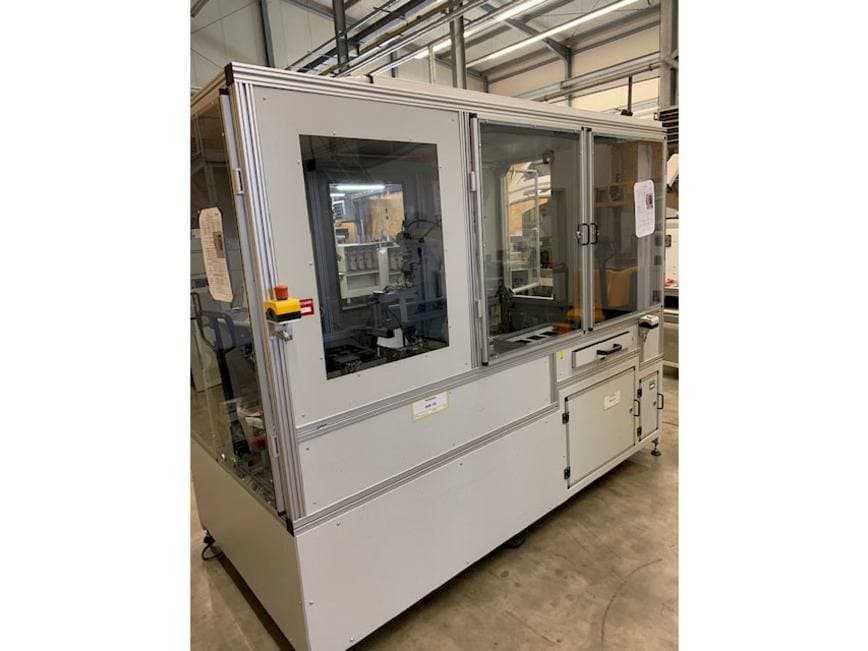Levý boční pohled na SEHO Robot cell sorting station stroj