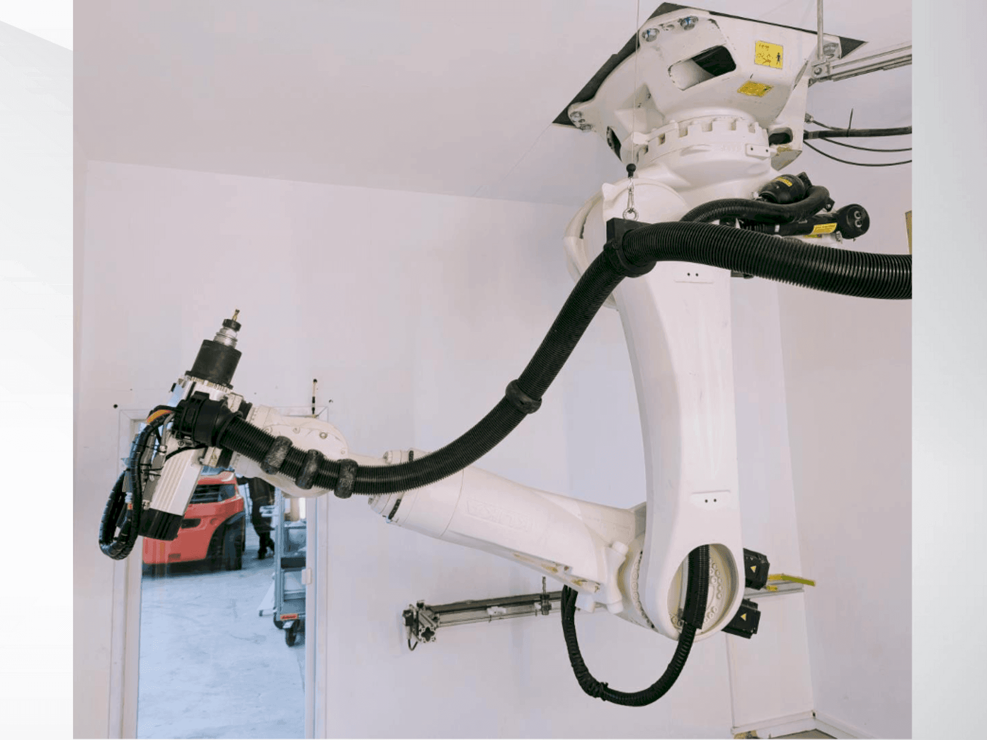 Čelní pohled na KUKA KR 270 R2700 C ultra + Absolute measurement stroj