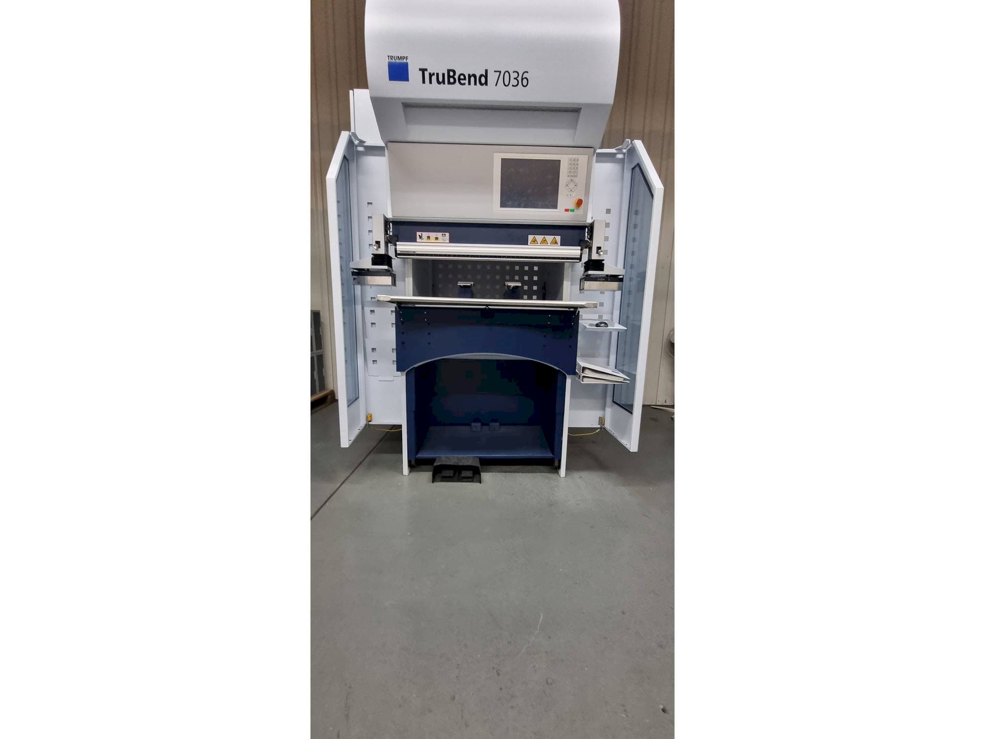 Čelní pohled  na TRUMPF TruBend 7036  stroj