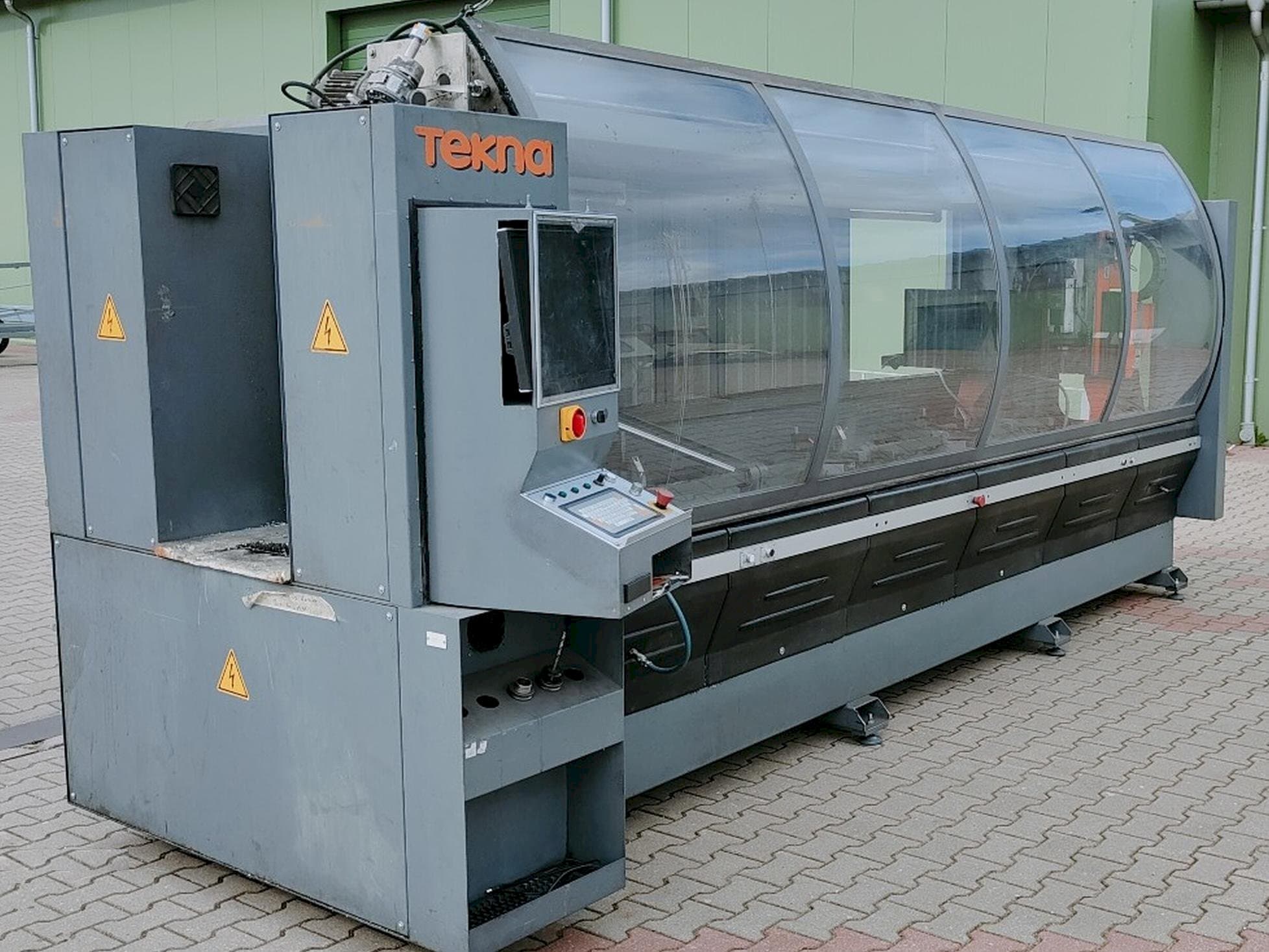 Čelní pohled na Tekna TK427-3 stroj