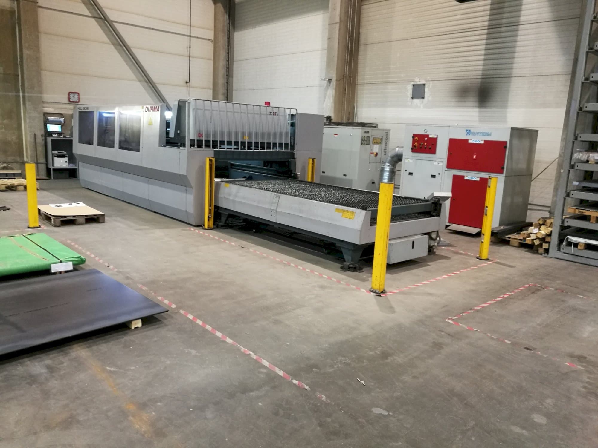 Čelní pohled na Durma HDL 3015 stroj