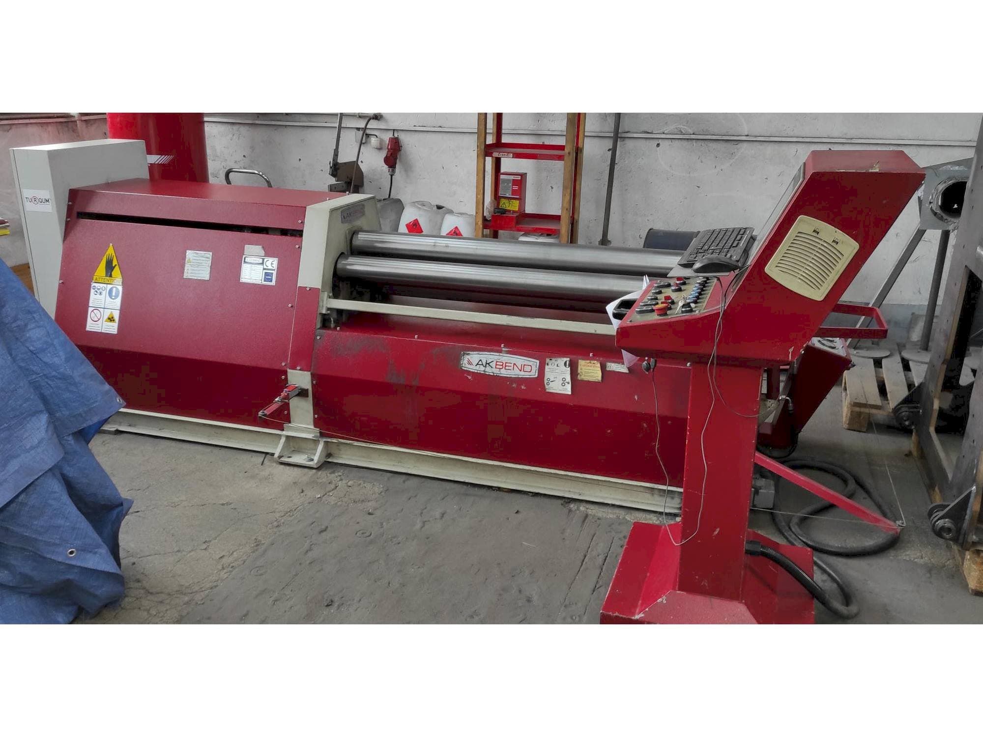 Čelní pohled na AKBEND AHS 15/4-6 stroj