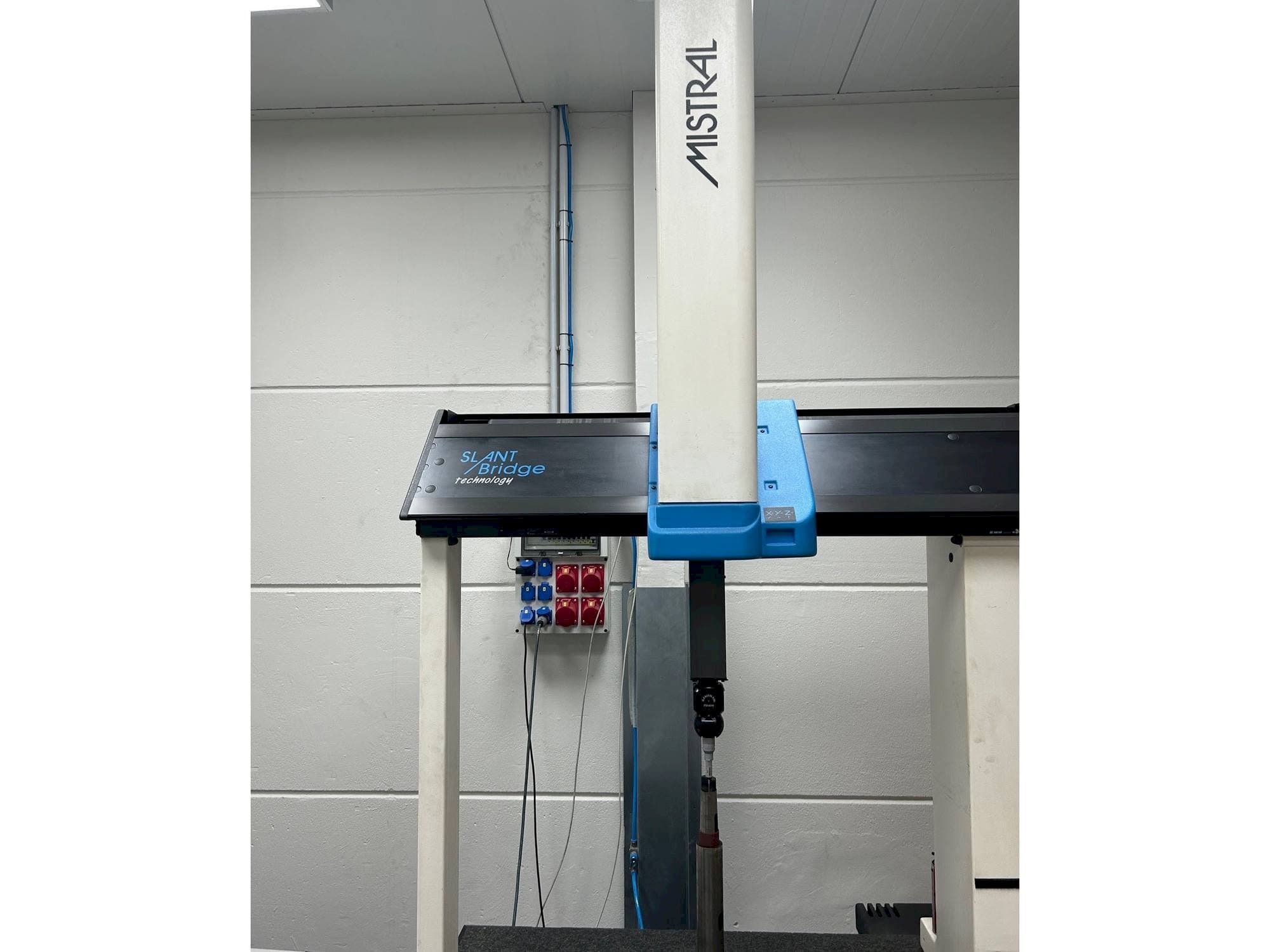 Čelní pohled na DEA Mistrall stroj