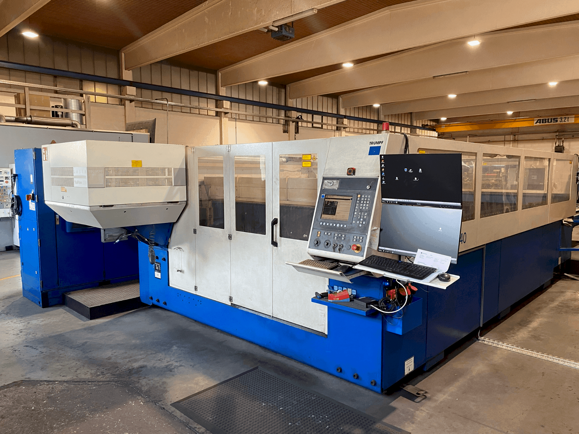 Čelní pohled na TRUMPF TruLaser 3040 stroj