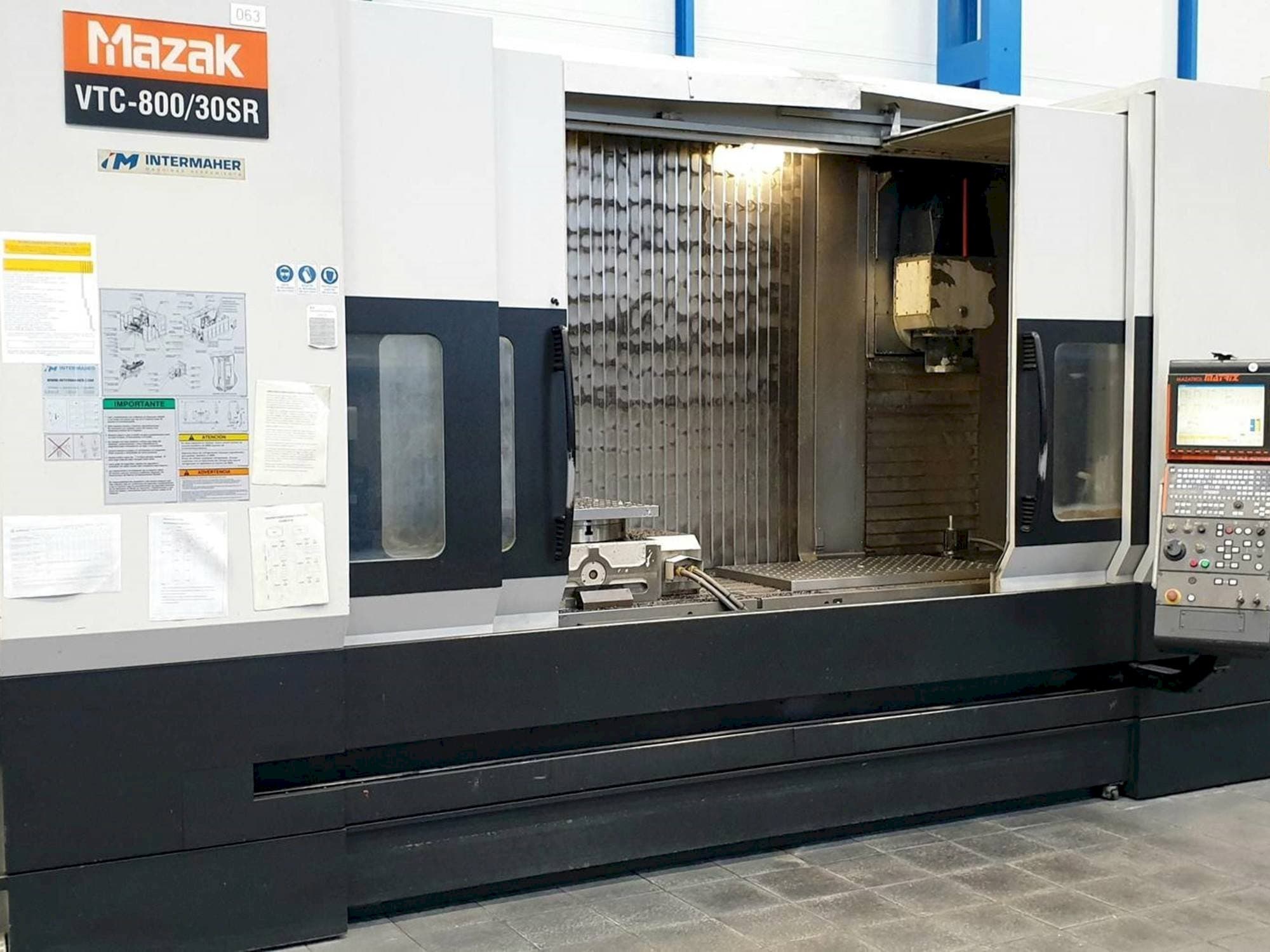 Čelní pohled na Mazak VTC-800/30SR stroj