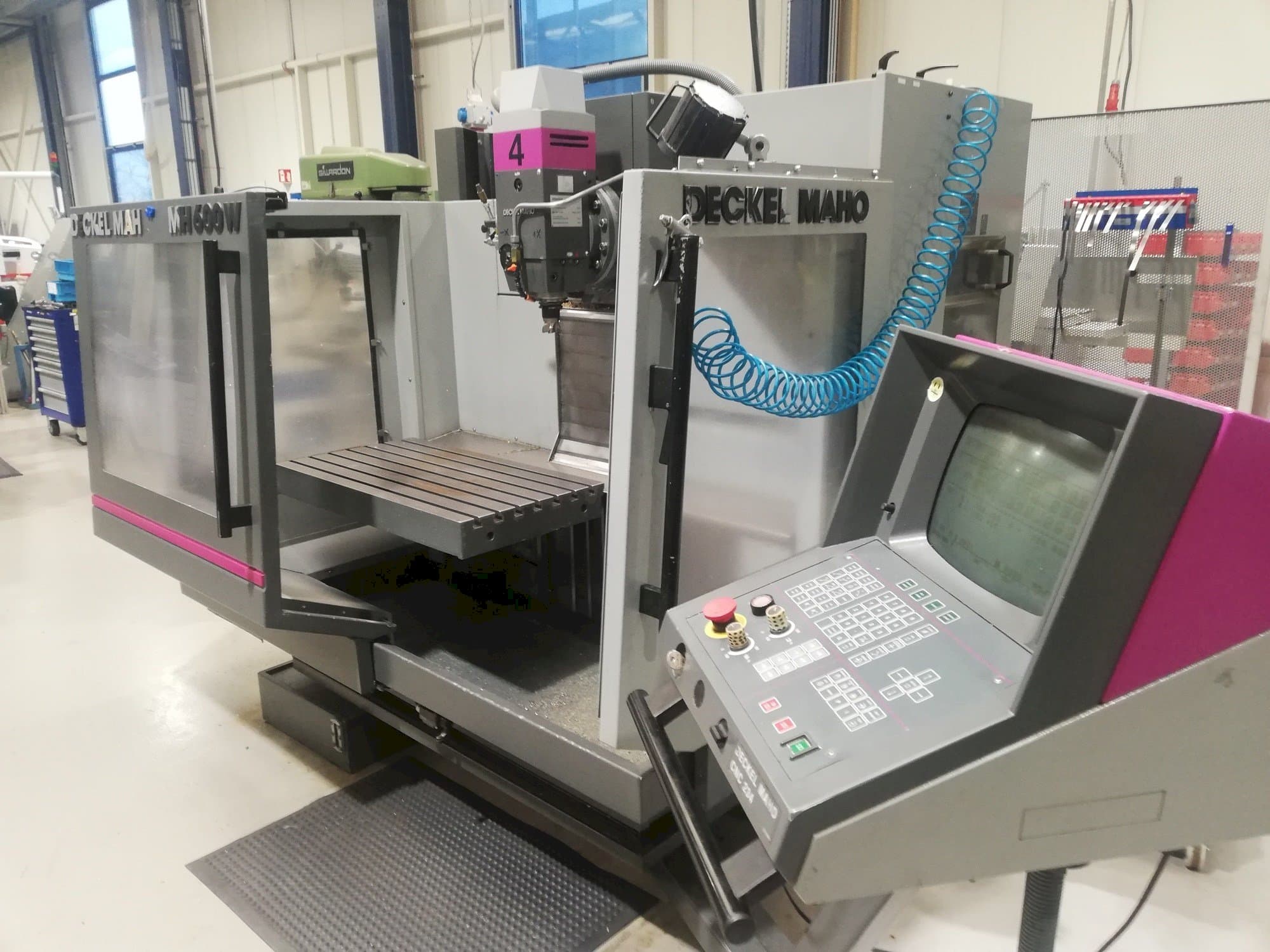 Čelní pohled na DECKEL MAHO MH 600W stroj