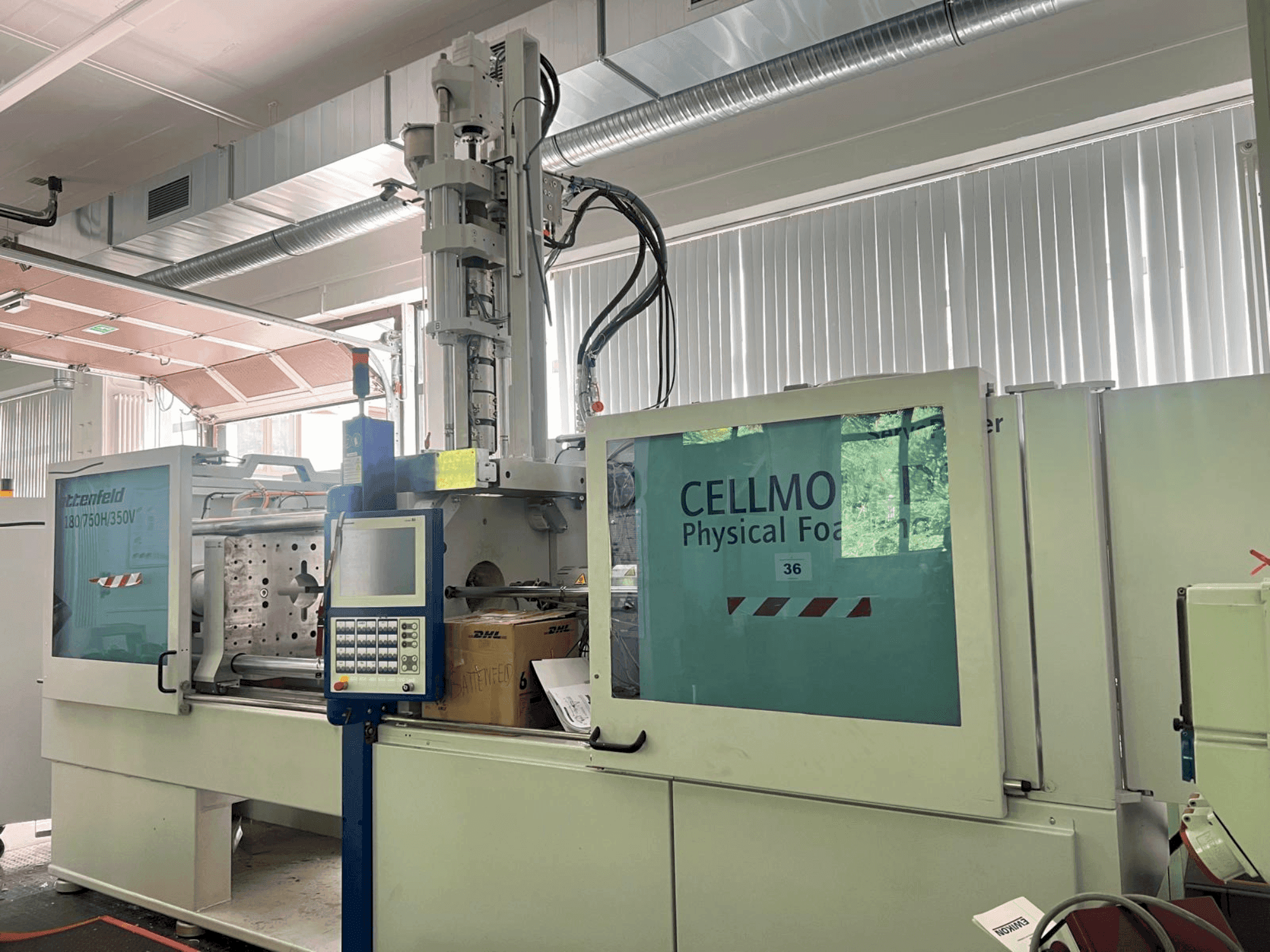 Čelní pohled  na WITTMANN Battenfeld HM 180/750H/350V  stroj