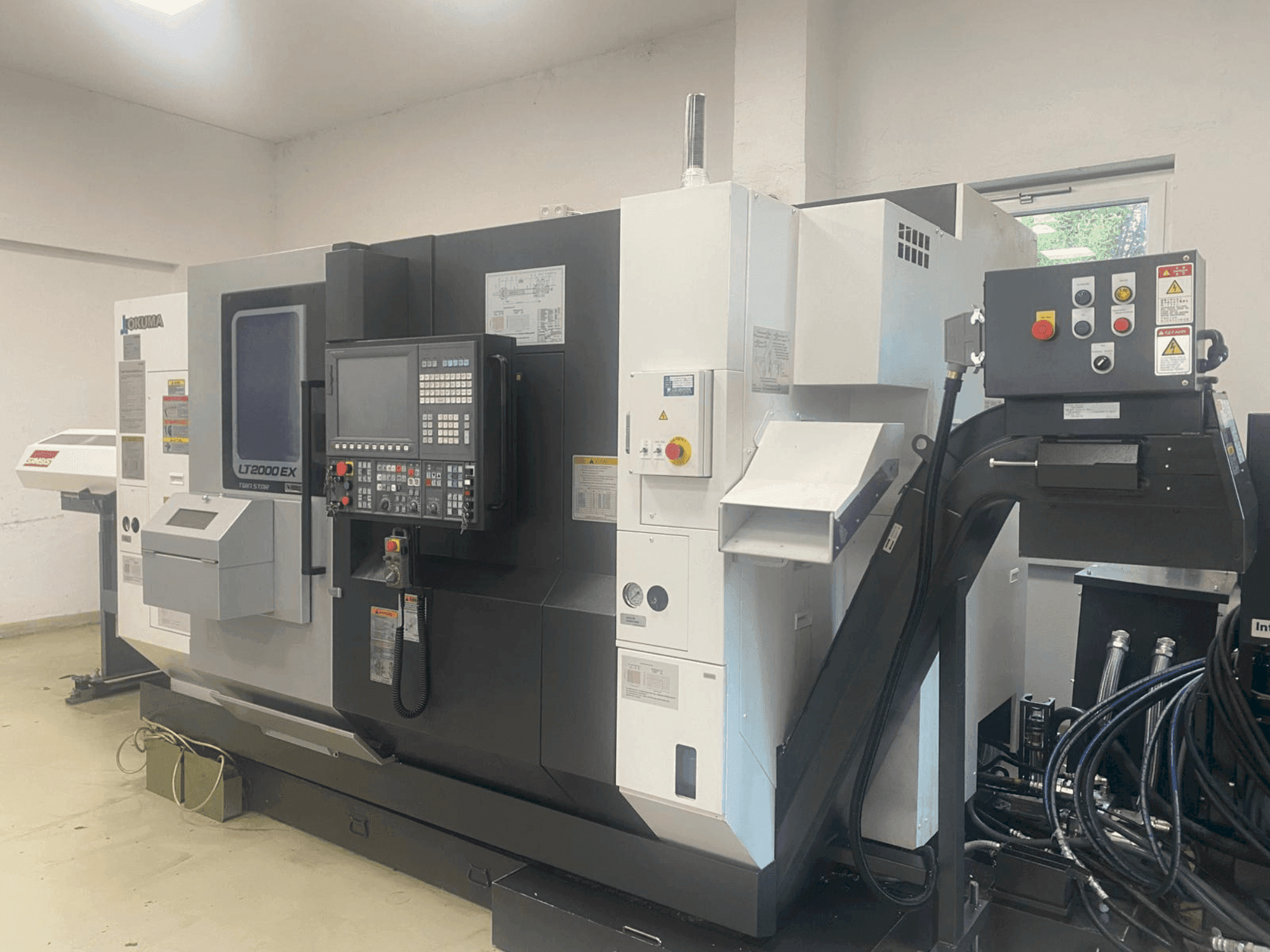 Čelní pohled na Okuma LT2000-2T1MY stroj
