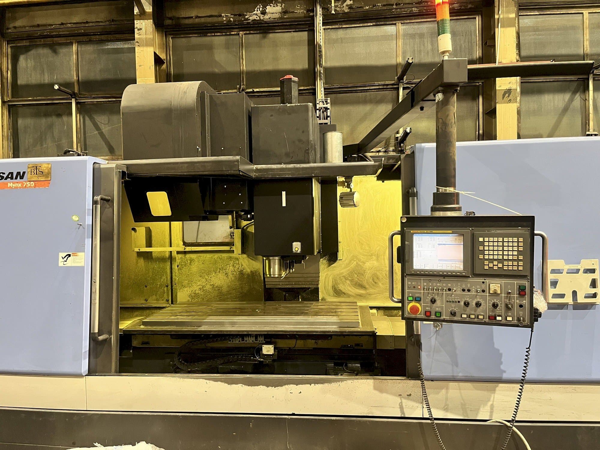 Čelní pohled na Doosan MYNX 750 stroj