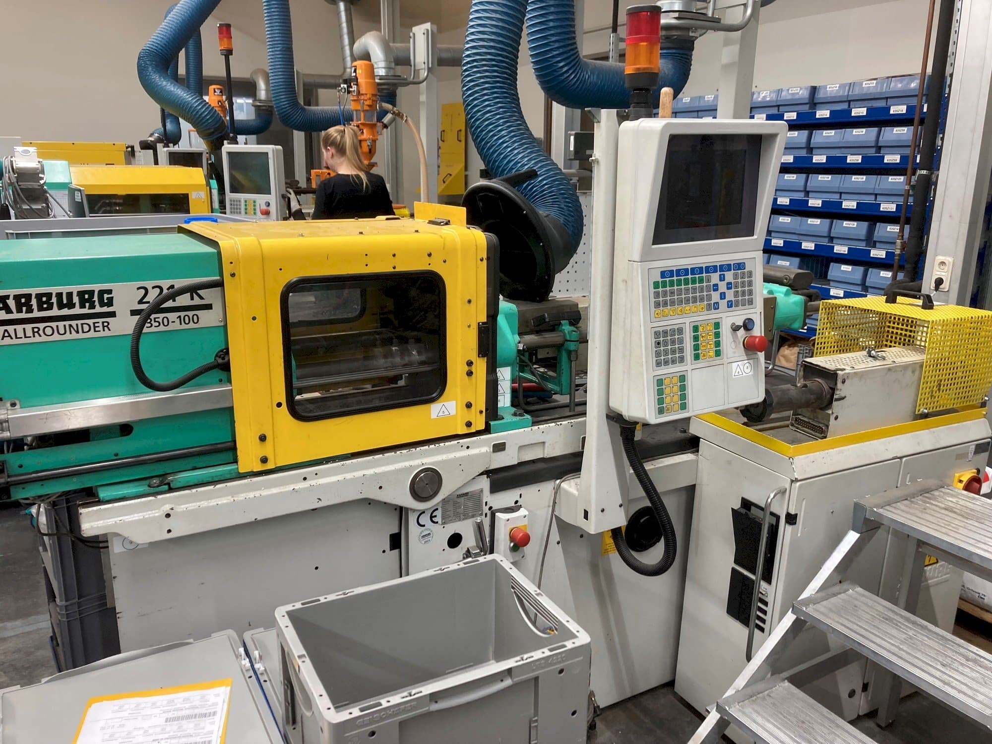 Čelní pohled na Arburg 221 K 350-100U stroj