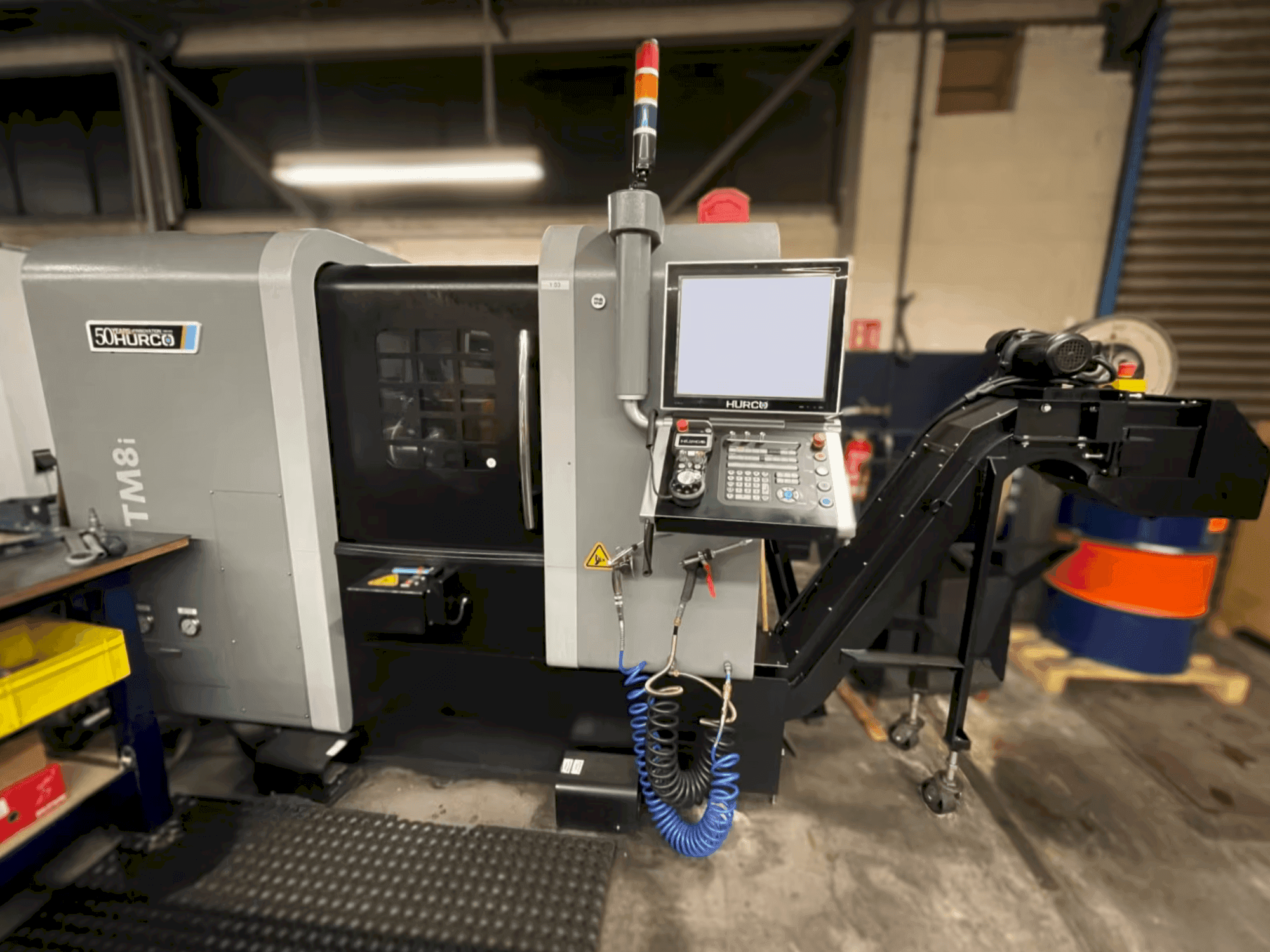 Čelní pohled  na Hurco TM8i  stroj