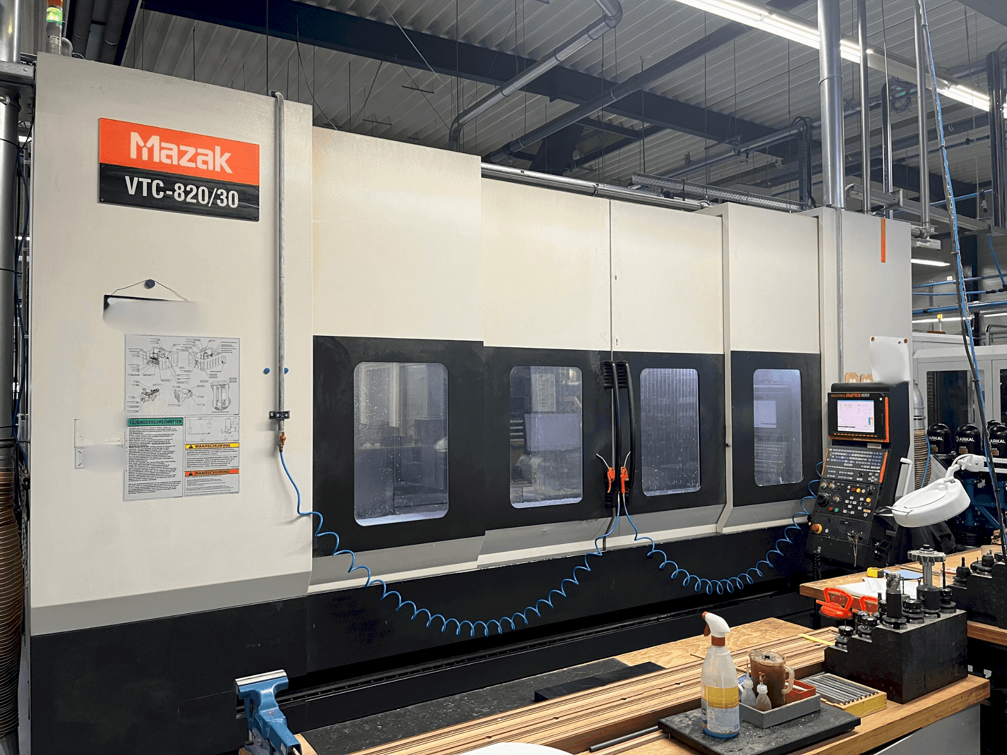 Čelní pohled na Mazak VTC-820/30 stroj