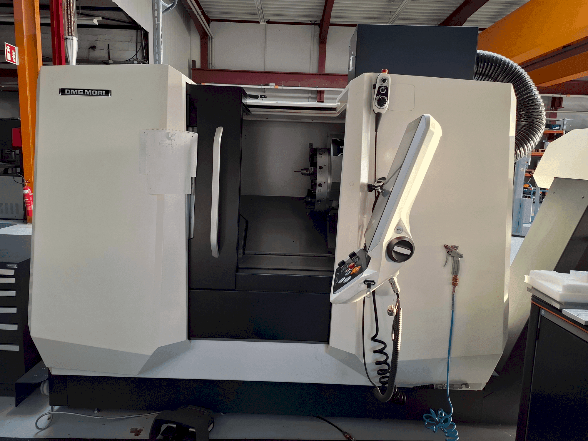 Čelní pohled na DMG MORI CLX 350 V3 stroj