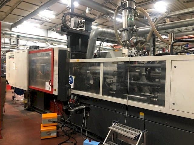 Čelní pohled na FERROMATIK MILACRON K320 stroj