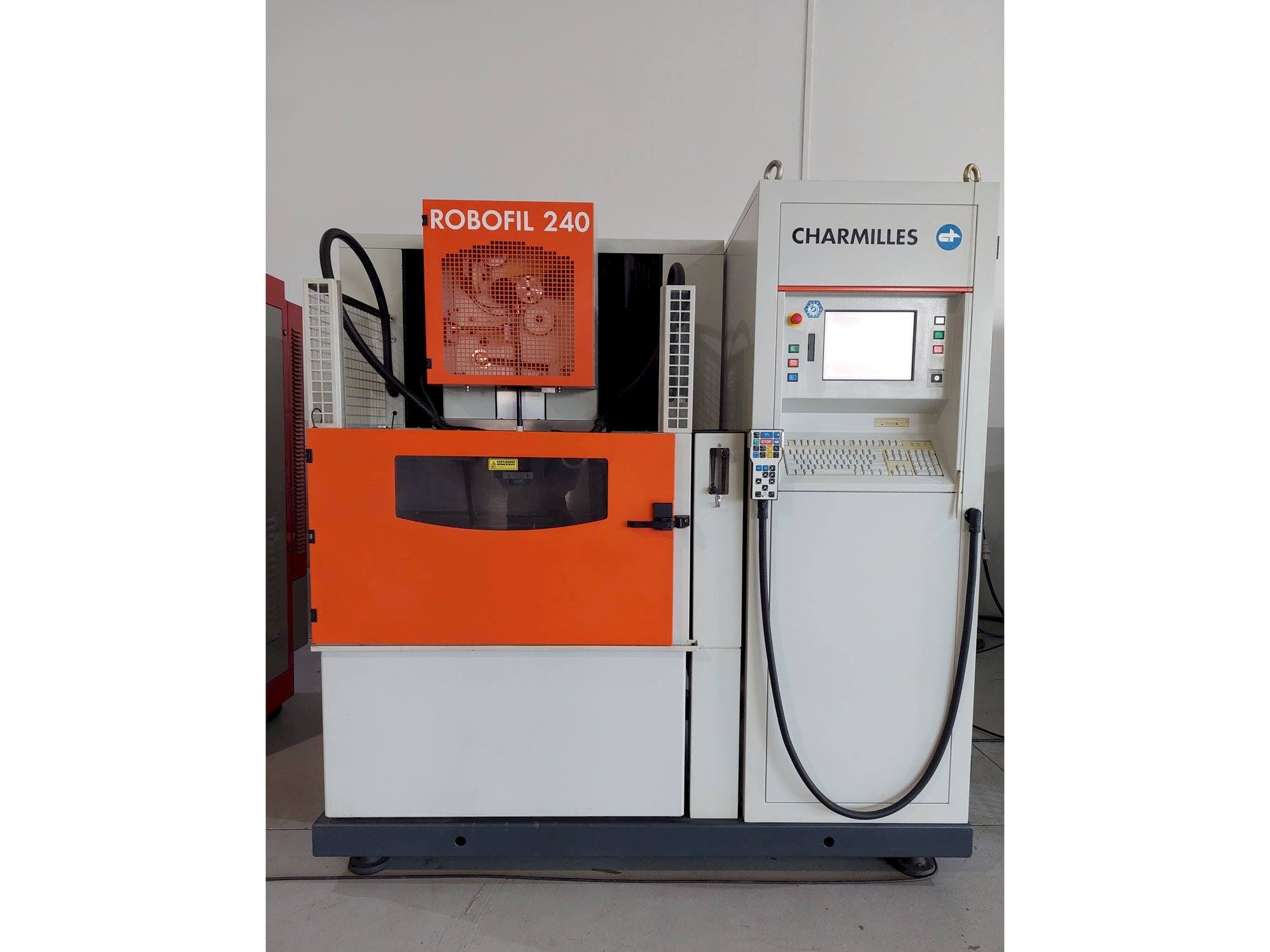 Čelní pohled  na CHARMILLES ROBOFIL 240  stroj