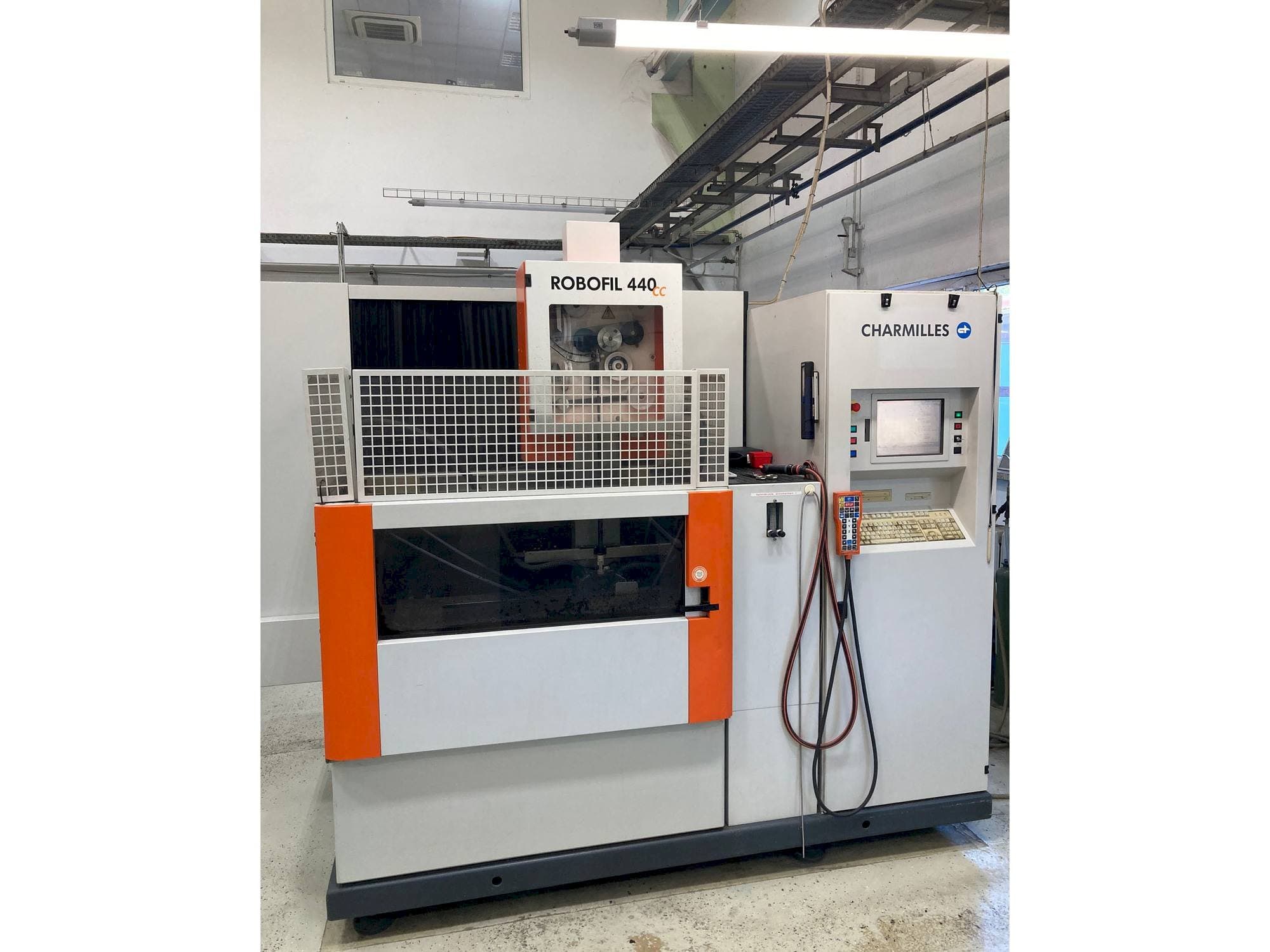 Čelní pohled na CHARMILLES Robofil 440 CC stroj